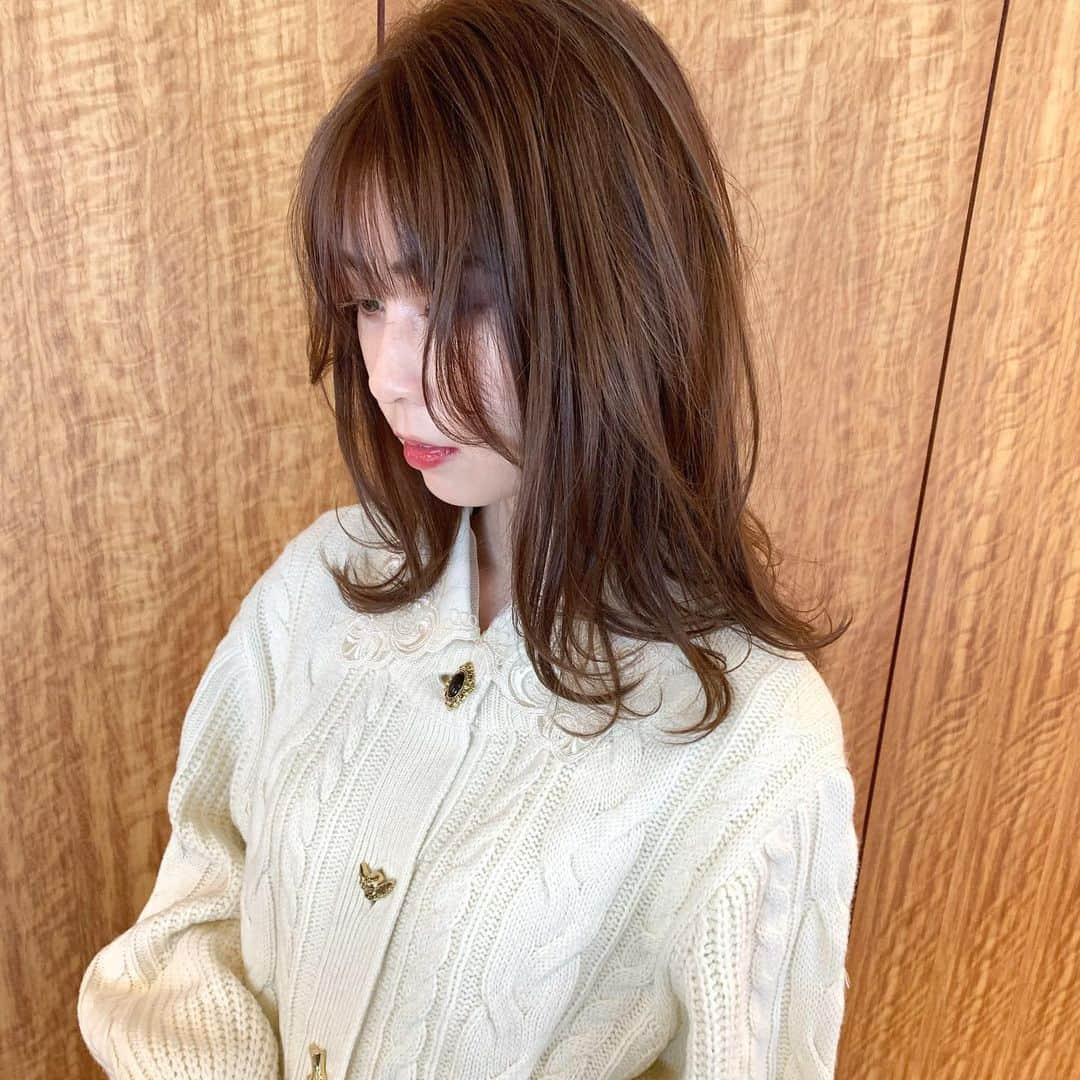 YU-U（工藤由布）さんのインスタグラム写真 - (YU-U（工藤由布）Instagram)「えりちゃんバッサリ✂︎ 人生初のブリーチは細めにハイライトにしたよ🚩 久しぶりに会えたのに久しぶりな気がしなかったよぉ😚 楽しかったなぁ〜😌🤍 世の中色々落ち着いたらやりたいことたくさんしようね👌🏻💓 任せてくれてありがとう🥺🤍 ・・・ #uアレンジ #uコテ巻き #ハイライトベージュ」1月22日 20時24分 - nyan22u22nyan