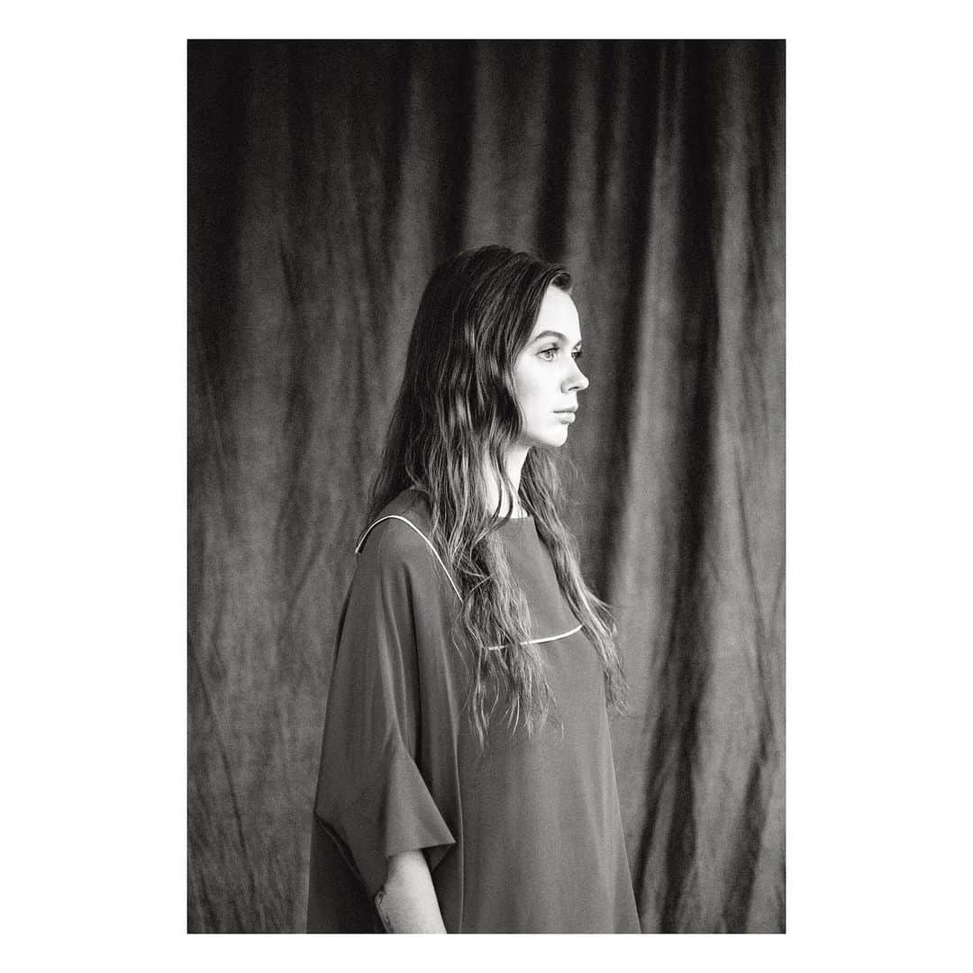 のインスタグラム：「So happy to involve this great giveaways funding project. Funds to help support the mental health and wellbeing of NHS workers.  Please enter, and win to get Classic Colenimo black silk top! Thanks for this opportunity @auor_co 💙 パンデミックの過酷な状況下、NHSで働いてる人達へのメンタルヘルスサポートのファンディングに参加しました。UK発送のみですが是非この機会に💙💫#colenimo #independentdesigner #nhsfunds #highfiveourcarers」