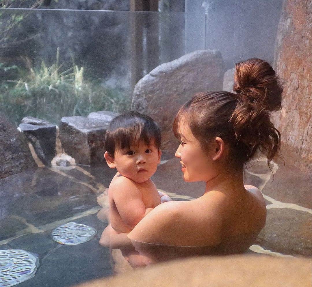 のインスタグラム：「my birthday🎂 . 旅行行かれへんから気分だけでもって事で 近くの温泉行ってきた♨️ 家族風呂やからゆっくりできて最高やったわ☺️ りくちゃんもお風呂好きやから めっちゃご機嫌さん👶🏼💗💗 また行きたいなっっ✌🏽 のんびりした誕生日もありやなって思った１日でした❤️ . 朝からLINE、DMくれた人ありがとうございました💌 26歳もいろいろ頑張ろ✊🏽 . . #0122 #mybirthday #birthday #happybirthday #誕生日 #26th #温泉 #家族風呂 #虹の湯」