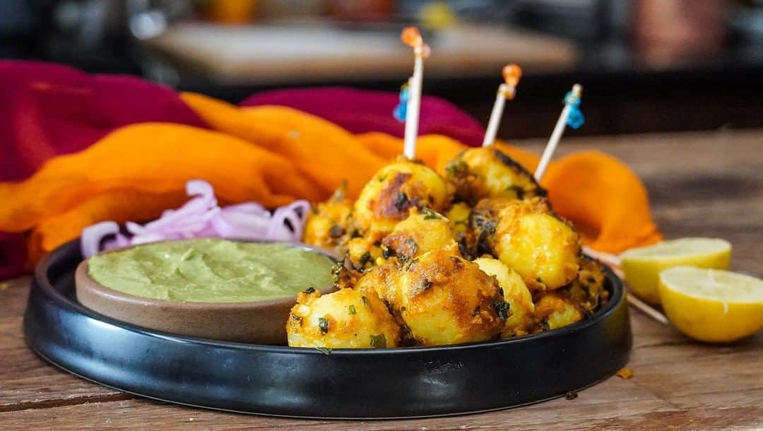 Archana's Kitchenさんのインスタグラム写真 - (Archana's KitchenInstagram)「Try this lip smacking and healthy Tandoori Aloo Tikka recipe that is packed with flavours from ginger, garlic, chaat masala, mint leaves and the special coal smoking method which gives it that flavour of Tandoori Style Potatoes. Get the recipe from the smart.bio link in my profile @archanaskitchen . . . . . . #recipes #easyrecipes #snacks #teatime #teatimesnacks #patty #archanaskitchen #healthyeating #highprotein #eatfit #cooking #food #healthyrecipes #foodphotography #recipeoftheday #comfortfood #deliciousfood #delicious #instayum #food #tandoori #alootikki #tandoorialoo」1月22日 20時30分 - archanaskitchen