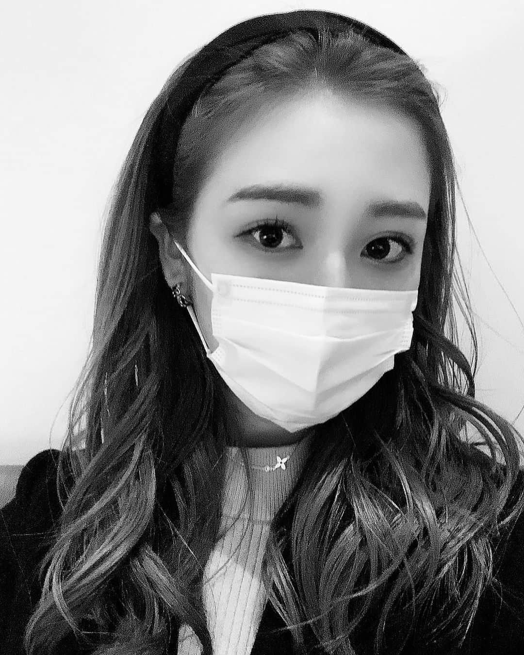 小磯陽香のインスタグラム：「. 結構ハイトーンお気に入っちゃってる👼🏻💓 みんな〜〜舞台きて拝みに来てよね〜〜👑👑  って心の中では思ってるけど無理はしないで🙏🏻  #ヘアアレンジ #ハイトーンカラー #カチューシャ #カチューシャアレンジ」