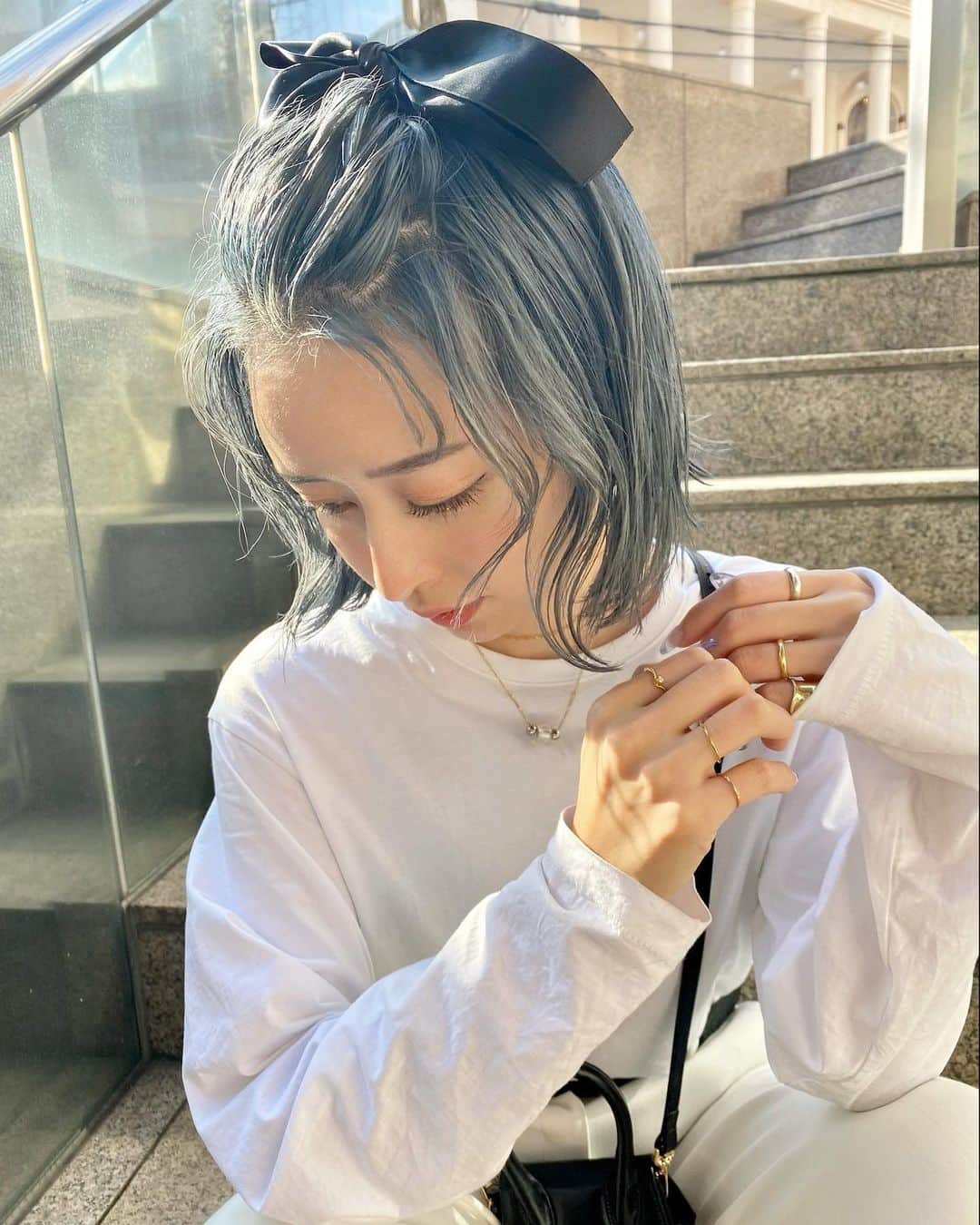 梅村実帆のインスタグラム：「today 🧜🏻‍♀️🧊 久々に巻いてリボンでメンズっぽくなりすぎないように👶🏻 最近チーク好きで見えてないけど毎日つけてるの 何より髪の毛ブルーの色落ちが最高であげ💙 @__daiwoo #shima」
