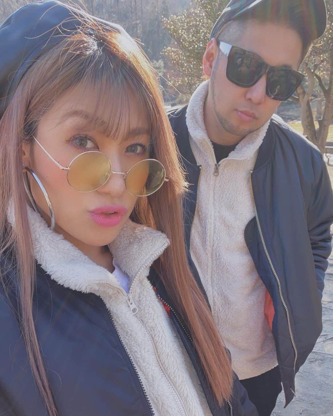 片桐舞子のインスタグラム：「明日からのオンラインサイン会、詳細📀🕊  =============================== 1月23日(土) オンラインサイン会【公開生配信】 ===============================  ■日程: 2021年1月23日(土) 1部 14:00～15:00 / 2部 15:00～16:00 / 3部 20:00～21:00 / 4部 21:00～22:00 ■閲覧先: YouTube MAY’S Official Channel ■URL: https://www.youtube.com/user/MAYSOfficialChannel  MAY’S LIVE DVD “THIS IS LIVE” 初回購入特典オンラインサイン会!! YouTube MAY’S Official Channel より公開生配信!!  ご購入時済みの対象時間内に、購入時に希望されている「宛て名」でお名前を呼びかけサインを記入いたします。 コメント機能がONになっておりますので、サイン会中も是非コメントでご参加下さい。 一定期間アーカイブでもご覧いただけます。     ======================= 1月24日(日)〜1月26日(火)  オンラインサイン会【個別プラン】 =======================  ■日程: 2021年1月24日〜2021年1月26日 ■プラットフォーム: Zoom  !!!個別プランをご購入の皆さまへ!!! 通販サイトMAY’S Official Goods Storeより、Zoomミーティングルームへご入室いただける【専用ID・パスワード・URL】をお送りしております。ストアにご登録のメールアドレスにて詳細をご確認下さい。 ストアからのメール以外で、ご入室に必要な情報はお教えできません。  ＜個別オンラインサイン会の手順＞ 1. お客様がご購入済みの対象時間5分前までにストアからのメールに記載されているURLから専用Zoomへご入室下さい。 ・必ずDVDご購入者様のお名前でご入室下さい(お名前が違っていると入室許可が出せません) ・URLから直接入室できない場合は、Zoomアプリ内の[ミーティングに参加する]ボタンよりミーティングIDとパスワードを入力してご入室下さい。  2. ご入室後は一度、みなさま待機室へのご案内となります。待機画面のまま順番が来るまでお待ちください。 ・最長で45分程度の待ち時間となります、ご了承下さい。  3. お客様の順番になりましたら、待機画面が切り替わりMAY’Sとの対面トークへ繋がります。 ・お客様の画面のON/OFFはどちらでも大丈夫です(お客様側での操作をお願いいたします) ・音声入力は必ずONでご参加下さい  4. 終了のお時間になるまで、メンバーとのトークやサイン会をお楽しみ下さい。  ＜注意事項＞ ・セキュリティ上スタッフアカウントも常時サインインさせていただきます。(会話には参加いたしません) ・著しくマナー違反とみられる行為があった場合、強制的に退室となりますのでご了承ください。 ・Zoomの使用方法に関してはご使用の環境により異なりますため、ご質問にはお答えできかねます。お客様側で事前にお調べいただけますよう、お願いいたします。 ・対面トーク中にお客様の通信が切れた場合は、再度ログインし待機室へご入室ください。 ・万が一配信ホスト側(MAY’S)の通信が切れてしまった場合、待機室にいる方を含め強制的に退室となってしまう可能性がございます。その場合はホストが再度Zoomにログイン致しますので、改めてご入室をお願いいたします。  よろぴくね🌵🌵🌵  #mays#意図的なペアルック#ユニクロコーデ#ユニクロフリース#まじあったけぇ#もこもこめいず#サングラスかけた白熊さんだお」
