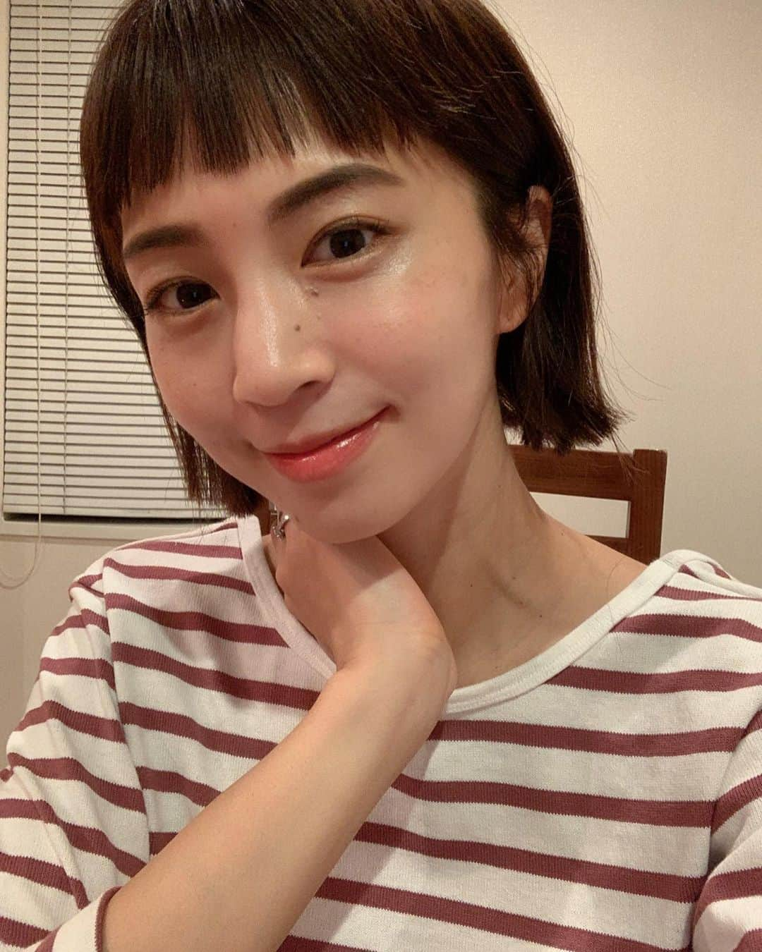 安田美沙子さんのインスタグラム写真 - (安田美沙子Instagram)「#スキンケアの準備運動 いつものスキンケアは洗顔後すぐ、化粧水を使ってたけど、 #メルヴィータ(@melvita_JP)のアルガンオイルをプラスするようになってからは、乾燥肌の私だけど、うるおい感が違います✨  2枚目は1/20にメルヴィータから新発売された発酵アルガンオイルを使った新スキンケア。塗ると奥まで浸透しているのを感じれて、ベタつかず、お肌がとても元気！　  ビオオイル アルガンオイルは、発売から30年のオーガニックオイル✨ 自然由来100%だから、肌にも環境にも優しい🌈  今、アルガンオイル30周年キャンペーン中だそうです。ボトルを店舗に持っていくか、50円のチャリティーステッカーを購入すると500円引きでアルガンオイルが買えるという、地球のことを考えた、サスティナブルな企画✨ぜひ、ご参加ください！  #メルヴィータ #アルガンオイル #オーガニックコスメ #発酵アルガン #化粧水ごくごくオイル #pr #melvita #タイムスリップオイル #スキンケア #美肌 #コスメ好きさんと繋がりたい」1月22日 20時34分 - yasuda_misako