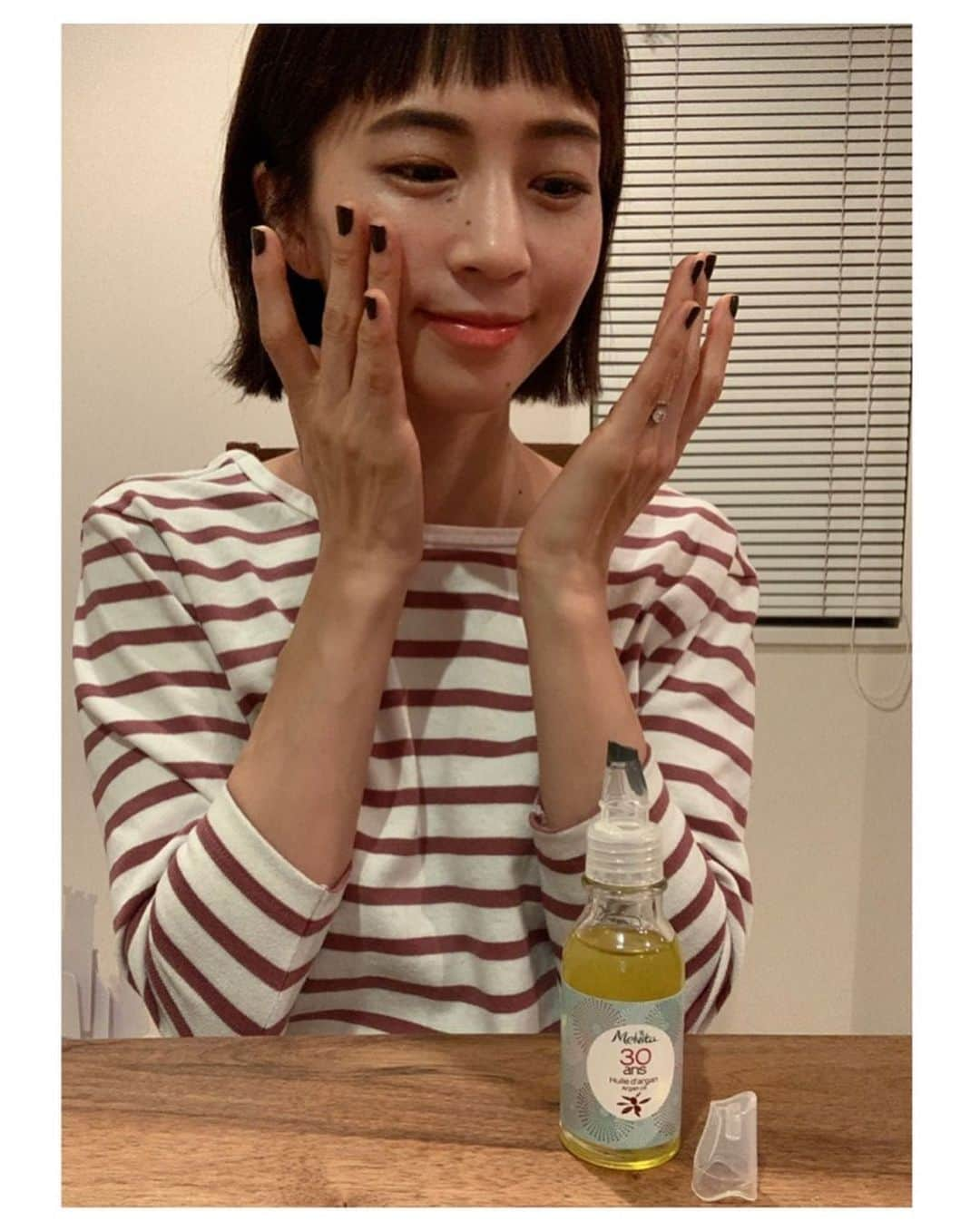 安田美沙子さんのインスタグラム写真 - (安田美沙子Instagram)「#スキンケアの準備運動 いつものスキンケアは洗顔後すぐ、化粧水を使ってたけど、 #メルヴィータ(@melvita_JP)のアルガンオイルをプラスするようになってからは、乾燥肌の私だけど、うるおい感が違います✨  2枚目は1/20にメルヴィータから新発売された発酵アルガンオイルを使った新スキンケア。塗ると奥まで浸透しているのを感じれて、ベタつかず、お肌がとても元気！　  ビオオイル アルガンオイルは、発売から30年のオーガニックオイル✨ 自然由来100%だから、肌にも環境にも優しい🌈  今、アルガンオイル30周年キャンペーン中だそうです。ボトルを店舗に持っていくか、50円のチャリティーステッカーを購入すると500円引きでアルガンオイルが買えるという、地球のことを考えた、サスティナブルな企画✨ぜひ、ご参加ください！  #メルヴィータ #アルガンオイル #オーガニックコスメ #発酵アルガン #化粧水ごくごくオイル #pr #melvita #タイムスリップオイル #スキンケア #美肌 #コスメ好きさんと繋がりたい」1月22日 20時34分 - yasuda_misako