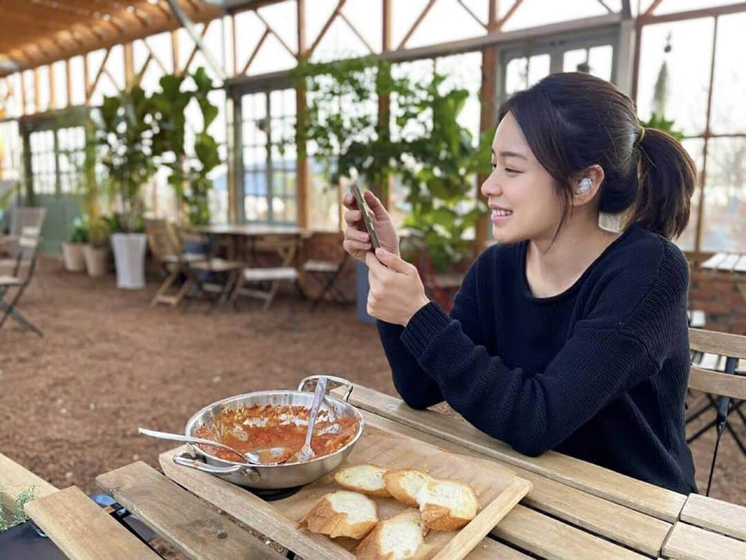 ホン・アルムのインスタグラム：「취향저격인 이곳🙆‍♀️ 식물원에 온듯한 착각이 들만큼 피톤치드 한가득😊 자주 와야지✌」