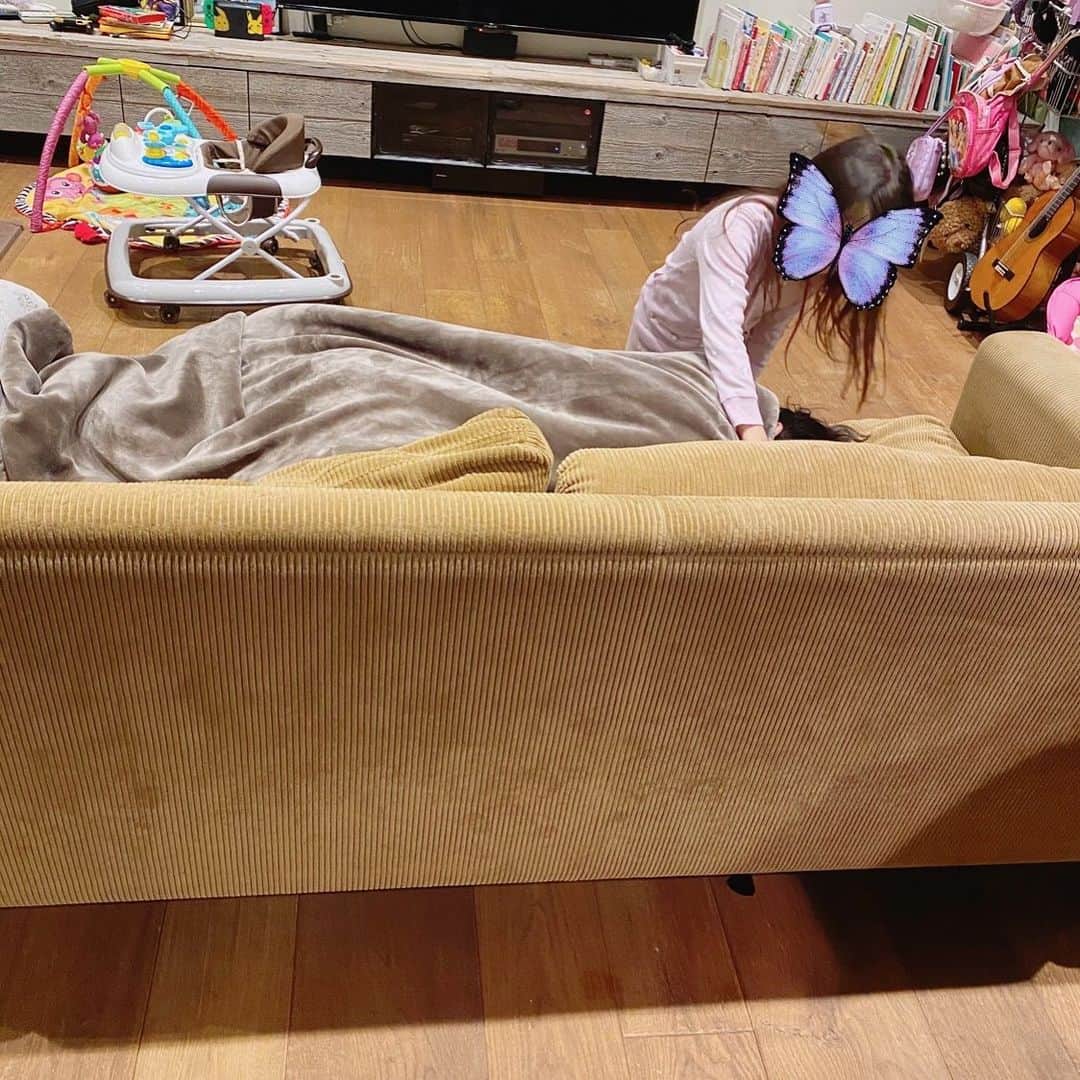 藤本美貴さんのインスタグラム写真 - (藤本美貴Instagram)「ソファーで寝てしまったとーたんに 毛布をかける娘♡  良い女だ！笑」1月22日 20時48分 - mikittyfujimoto