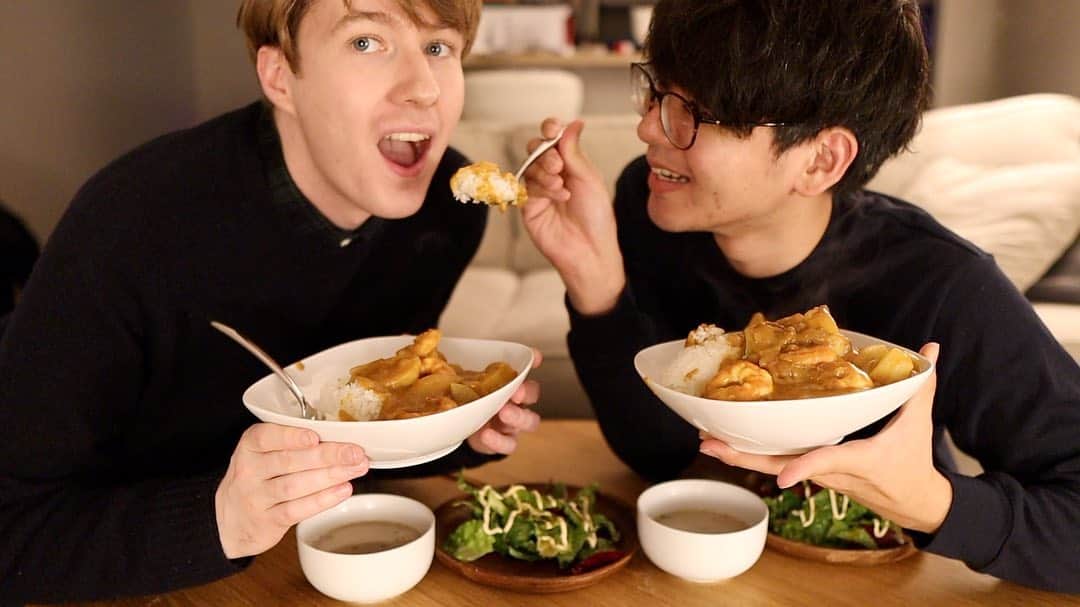 Seigo & Brenさんのインスタグラム写真 - (Seigo & BrenInstagram)「New video ❤️ 今回は英語だけでカレーを作ってみました！ 英語だけで料理ってやっぱり伝えるのが難しい部分もあるけど、これからも頑張ってみる！！ #Youtube #オハイオ #コロンバス #Ohio #columbus  #LGBTQ #gay #seigobren #gaycouple #Japan #Japanese #Internationalcouple #husbandandhusband #husbands #ゲイ #ゲイカップル #同性婚 #国際結婚 #アメリカ #アメリカ生活 #夫夫 #seigoandbren #海外在住  #Pride #curry #カレーライス」1月22日 20時42分 - seigoandbren