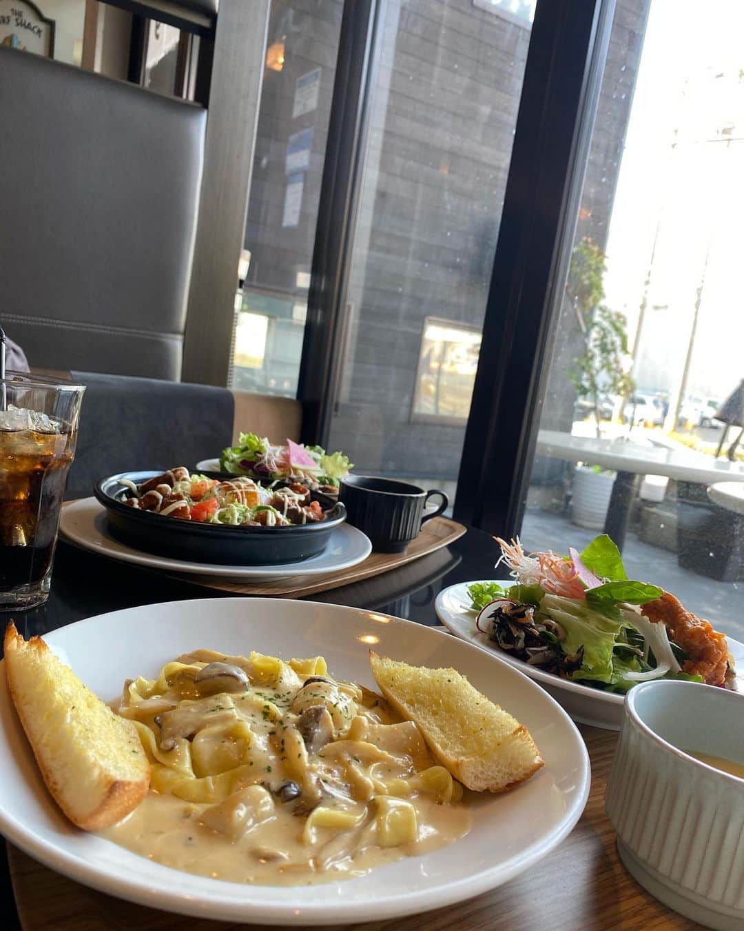 光咲ひなのインスタグラム：「. . . 📍 five feet cafes  . . ちょっと前に行ったカフェのランチが野菜モリモリで美味しかった😌💓 . . 太麺のパスタ大好き🍝👏🏻👏🏻 . . . このご時世なので最近はご飯食べたらすぐ帰ってるから早くゆったりカフェ活できる日常が戻ってきて欲しいなぁ☕️🫖🍰 . . . #カフェ活　#カフェ巡り　#fivefeetcafes #植田カフェ #植田駅　#名古屋カフェ　#栄カフェ　#カフェランチ　#cafe」