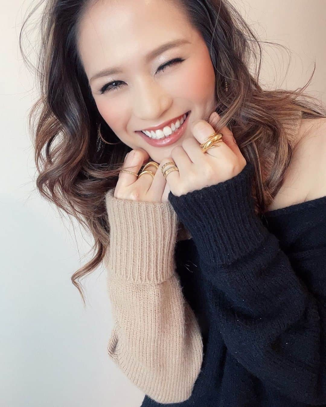 彩希エリナさんのインスタグラム写真 - (彩希エリナInstagram)「昨日は久しぶりに早起きで現場でした🎥✨ゲラにはとても厳しい撮影現場となりましてwwwまた放送日決まったらお知らせするね🗓初めましてのメイクさんにずっと96年生まれだと思われていて実年齢言ったら絶叫された昨日🌬わたしゃバリバリの昭和っす😂何故かぶりっこポーズみたいになった写真と毛玉だらけニットと共に📸やっぱり現場は楽しいなんっ🎵 #shootingday #japanestvshow #hairmake #hairmakeup #hairstyle #knitstyle #goldaccessories #撮影 #撮影現場 #ハウススタジオ #早起き #ヘアメイク #巻き髪 #巻き髪アレンジ #肩出しニット #ニットコーデ #毛玉ニット #毎日寒いなぁ #笑顔で頑張ろう」1月22日 20時44分 - erina_saiki