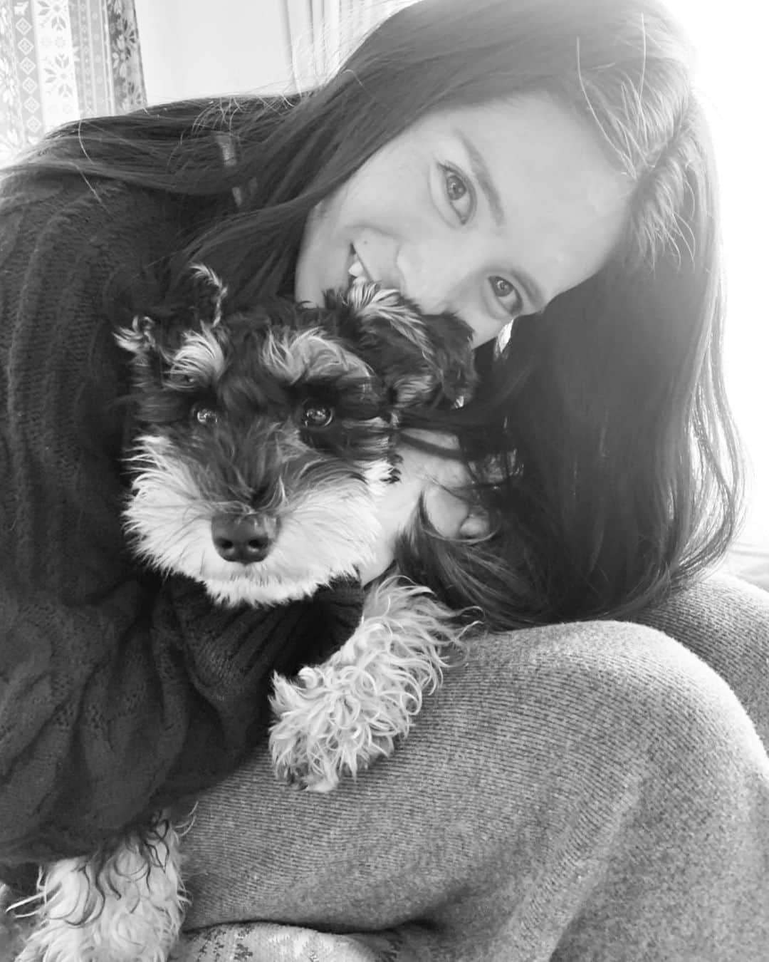 内藤夏紀のインスタグラム：「最近いっぱい癒しをもらってます！リアへの愛が止まらない飼い主さんが撮ってくれたよ 👩🏾 ❤︎ @nagai__yuri」