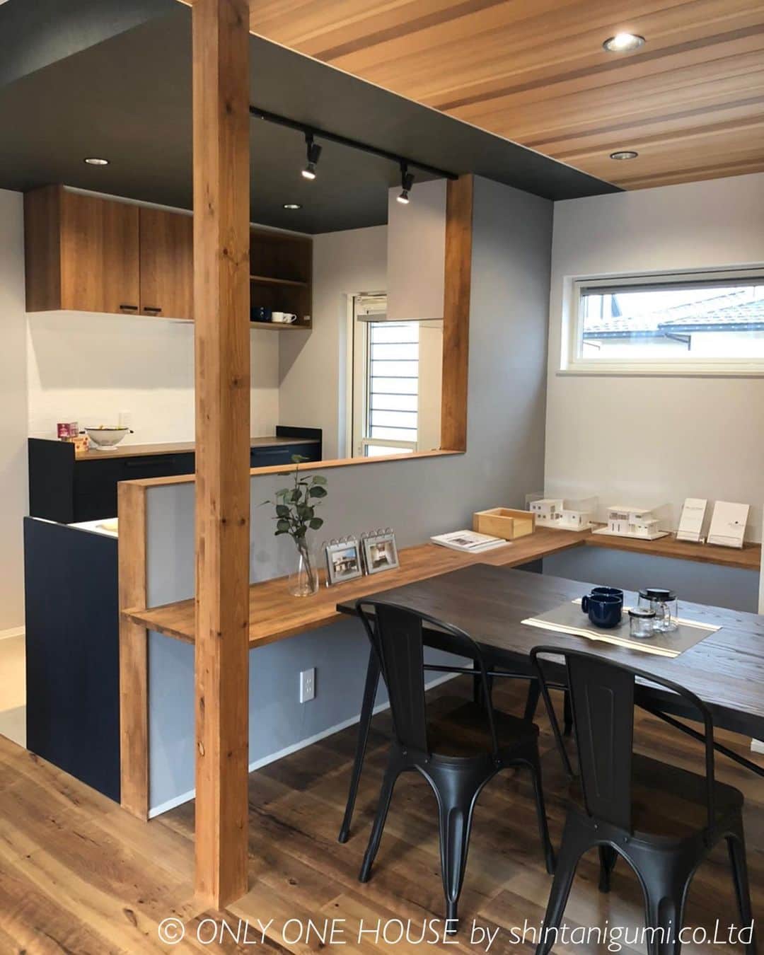 ONLY ONE HOUSE 株式会社 新谷組のインスタグラム：「*  敦賀モデルハウス内装🏡  こちらのモデルハウスは ご予約していただきますと 365日ご覧いただくことが可能です♬  お気軽にご予約 お申し付けください💁🏻‍♀️  本社TEL ▶︎0770-78-1255 事務所TEL ▶︎0770-59-2552 E-Mail ▶︎shintanigumi@outlook.jp 新谷組HP ▶︎http://www.shintanigumi.jp  more phots▶︎ @shintanigumi.co.ltd   --------------------------------------  新谷組は土地探しから 設計施工管理の全てを 弊社で担う事ができます！  大工工務店だからこそ出来る 枠にとらわれない自由な発想で お客様のお家づくりを 全力でサポートいたします💪🏻  お気軽にご相談ください☻  #ONLY_ONE_HOUSE by shintanigumi.co.Ltd  --------------------------------------  #新谷組 #オンリーワンハウス #おおい町 #舞鶴市 #高浜町 #小浜市 #敦賀市 #若狭町 #美浜町 #新築 #一戸建て #外構工事 #改修工事 #シンプルライフ #マイホーム #注文住宅 #デザイン住宅 #自由設計 #工務店 #金属サイディング #家事楽動線 #家づくり #モデルハウス #オープンハウス #ブルックリンスタイルの家」
