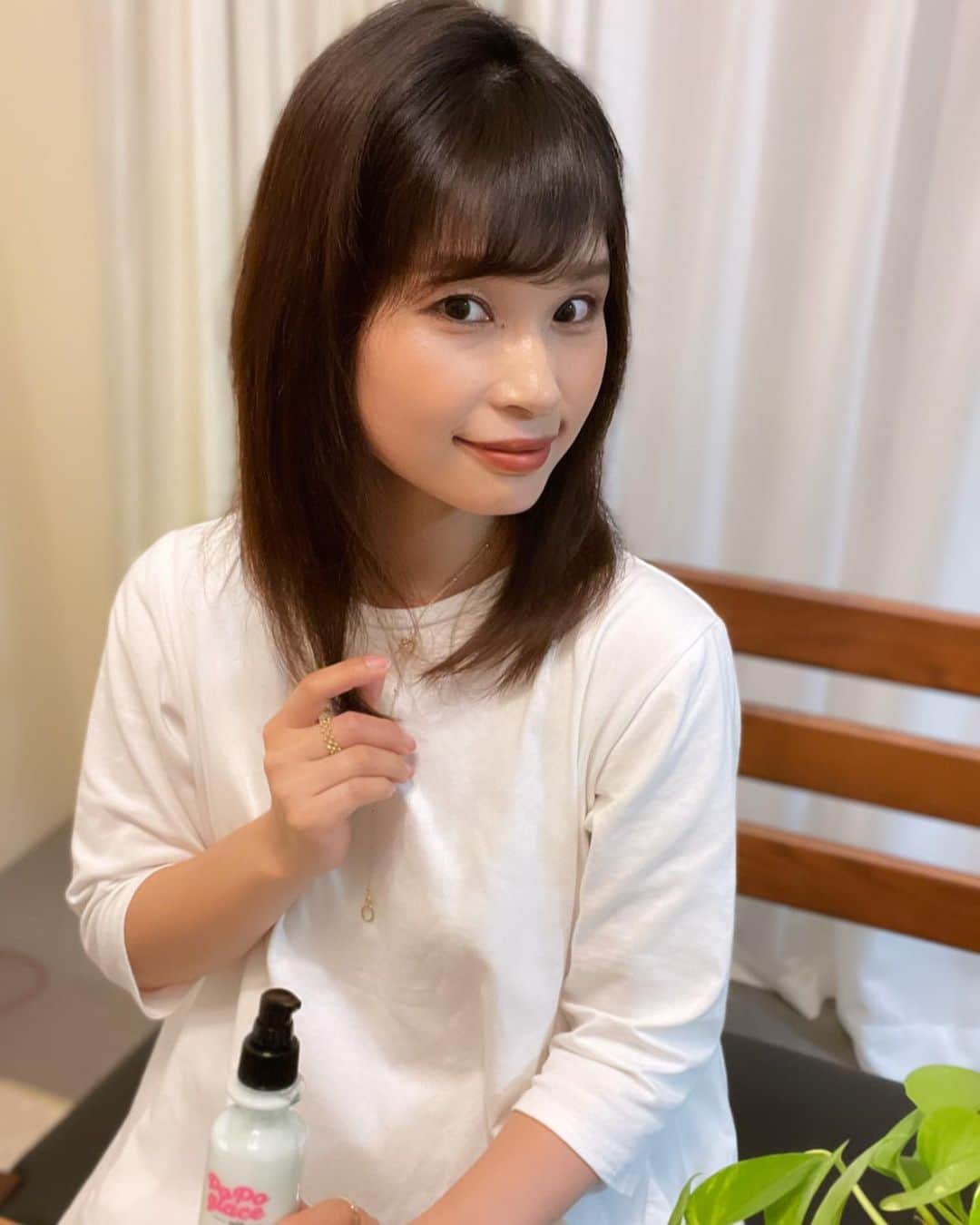 三佐和あやさんのインスタグラム写真 - (三佐和あやInstagram)「今週も お疲れ様です！ はぁ〜 めっちゃ いいにおいするっ！ ...ってなった PoPoglaceヘアミルク @popoglace です🌸 ポポグラスって読むのよஐ  話題のヒト幹細胞培養液がいよいよヘアミルクに配合されたんですって！  さらに〜リンゴ幹細胞エキスといった成分を配合！はじめて聞いたっ！🍎  リンゴの持つ抗酸化作用が、髪の酸化を防ぎ、乾燥や髪が細くなるといったトラブルを解消してくれるんですって！🍎🍎🍎  みどり色してるから 手に出してみたら  案外そうでもなかったよね 😂  とぅるんとぅるんになったよ〜〜⤴︎⤴︎  #ポポグラス #PoPoglace #ヒト幹細胞培養液 #リンゴ幹細胞エキス #洗い流さないトリートメント #ヘアミルク #髪質改善 #美髪ケア #pr #ミディアムヘア #ミディアムヘアアレンジ #ミディアムボブ #簡単ヘアアレンジ」1月22日 20時47分 - misawa_aya
