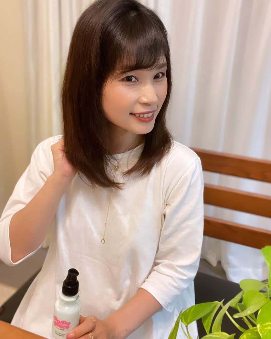 三佐和あやさんのインスタグラム写真 - (三佐和あやInstagram)「今週も お疲れ様です！ はぁ〜 めっちゃ いいにおいするっ！ ...ってなった PoPoglaceヘアミルク @popoglace です🌸 ポポグラスって読むのよஐ  話題のヒト幹細胞培養液がいよいよヘアミルクに配合されたんですって！  さらに〜リンゴ幹細胞エキスといった成分を配合！はじめて聞いたっ！🍎  リンゴの持つ抗酸化作用が、髪の酸化を防ぎ、乾燥や髪が細くなるといったトラブルを解消してくれるんですって！🍎🍎🍎  みどり色してるから 手に出してみたら  案外そうでもなかったよね 😂  とぅるんとぅるんになったよ〜〜⤴︎⤴︎  #ポポグラス #PoPoglace #ヒト幹細胞培養液 #リンゴ幹細胞エキス #洗い流さないトリートメント #ヘアミルク #髪質改善 #美髪ケア #pr #ミディアムヘア #ミディアムヘアアレンジ #ミディアムボブ #簡単ヘアアレンジ」1月22日 20時47分 - misawa_aya