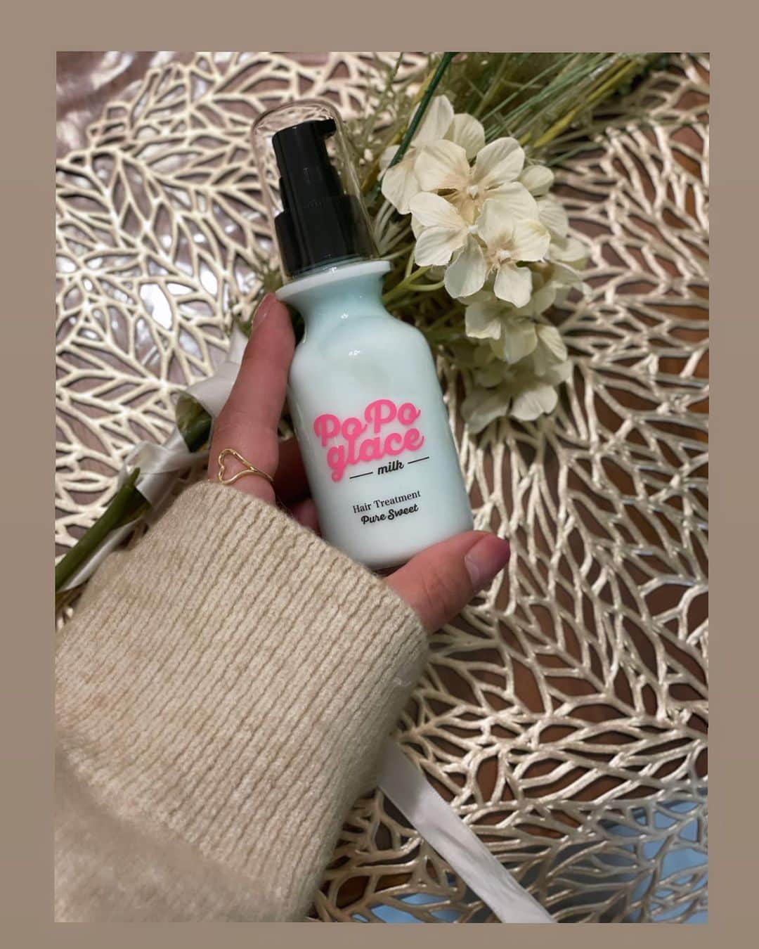 三佐和あやさんのインスタグラム写真 - (三佐和あやInstagram)「今週も お疲れ様です！ はぁ〜 めっちゃ いいにおいするっ！ ...ってなった PoPoglaceヘアミルク @popoglace です🌸 ポポグラスって読むのよஐ  話題のヒト幹細胞培養液がいよいよヘアミルクに配合されたんですって！  さらに〜リンゴ幹細胞エキスといった成分を配合！はじめて聞いたっ！🍎  リンゴの持つ抗酸化作用が、髪の酸化を防ぎ、乾燥や髪が細くなるといったトラブルを解消してくれるんですって！🍎🍎🍎  みどり色してるから 手に出してみたら  案外そうでもなかったよね 😂  とぅるんとぅるんになったよ〜〜⤴︎⤴︎  #ポポグラス #PoPoglace #ヒト幹細胞培養液 #リンゴ幹細胞エキス #洗い流さないトリートメント #ヘアミルク #髪質改善 #美髪ケア #pr #ミディアムヘア #ミディアムヘアアレンジ #ミディアムボブ #簡単ヘアアレンジ」1月22日 20時47分 - misawa_aya