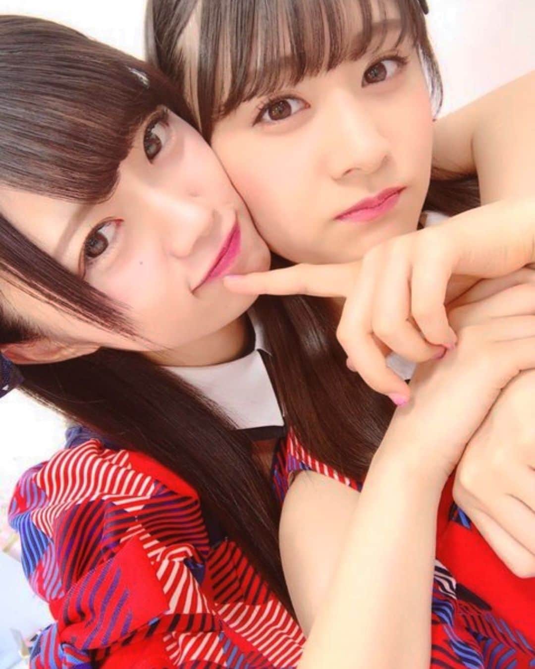 加藤美南のインスタグラム：「りか💕 初期の頃はお互い良きライバルで、後にも先にもこんなにメンバーを意識した事はりかしかありません^ - ^ 何も分からずがむしゃらに頑張ってきた時期に、いつもいろんな面でお手本を見せてくれてました！ りかは大事な時、大変な時にそっと手を差し伸べてくれて本当優しい気持ちに救われた事もファンの皆さんなら知ってるはず😭話せば話すほどりかの魅力がどんどん伝わってそれからもっと仲良くなれたね😊❤️ これからもずっと応援させてね^ - ^」