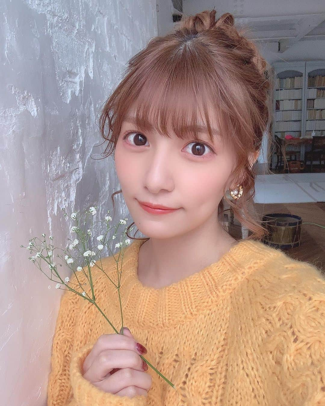 奥村優希のインスタグラム：「黄色いニットにお団子🍡💛 どうかな~？  #お団子ヘア #ラストアイドル #奥村優希」