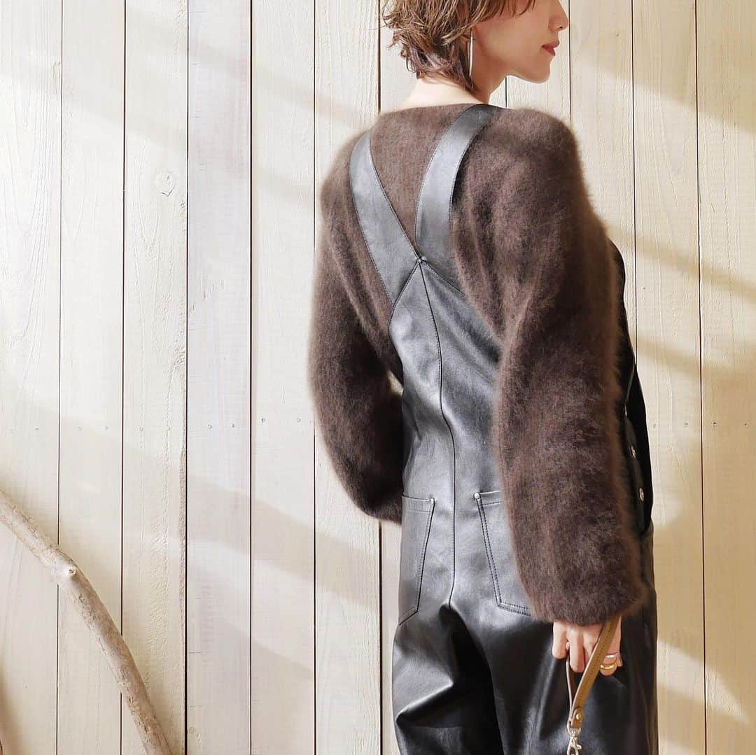 Miki Kanekoさんのインスタグラム写真 - (Miki KanekoInstagram)「black × brown 🐻❤︎ . . . 🧥、pierce…#todayful 🧶…#whimgazette salopette…#unitedarrows 🥿…#ZARA . . .」1月22日 20時57分 - mikiaoba