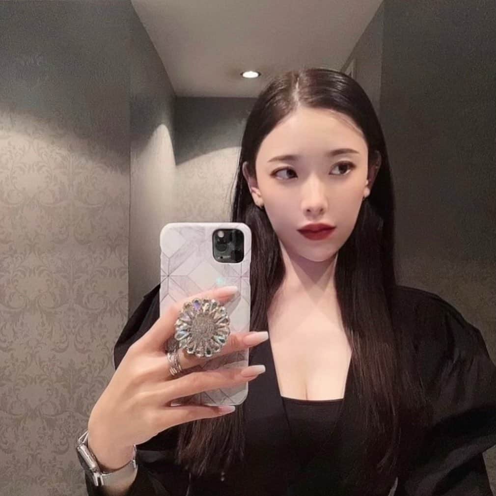 のインスタグラム：「たまにはピシッと前髪ストレート🦢🖤」