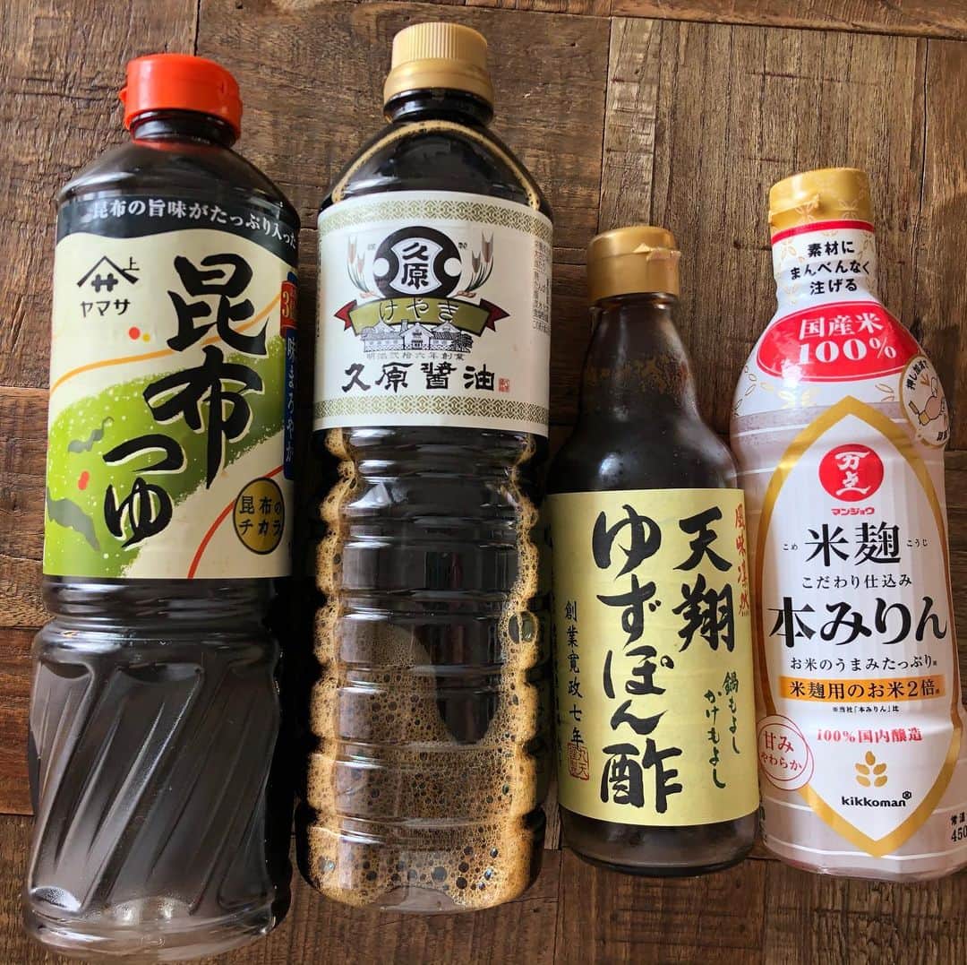 にぎりっ娘。のインスタグラム：「* 以前メッセージでご質問頂いていた、 (しかも外国の方) 私が使っている調味料の一部。 ・ 左:私がいつもレシピで「めんつゆ」とかいているのは実は「昆布つゆ」。 でも、本当は久原の「あごだしつゆ」を使いたい。 今度からかえてもいい？ 4倍濃縮だからレシピ変わってきちゃうけど… ・ だって私、醤油も出汁も久原(茅乃舎)を使ってるから。 福岡だし、美味しいし、久原贔屓なのであります！😏 ・ 写真3番目はずっと愛用しているポン酢。「天翔ゆずぽん酢」 300円もしない、リーズナブルなのに美味しいポン酢なの！ ここ5年ほど浮気せずこれ1本❤️ ・ みりんは…正直にあまりメーカーにこだわりはなく、ただ「本みりん」。 「みりん風調味料」と言われてるものは使わない。 ・ 何故なら、母が「みりん風調味料はだめよ。ちゃんと本みりんじゃないと。ぜんぜん違うから！」と言ってたから。 ・ おいしい調味料は少々お高いけど、 自分が「コレ！」と思ったものはこだわりたい。  美味しい料理ができれば、 また作りたくなるよね？  キッチンに立つの、たのしくなるよね？  だから、できるだけモチベーションを上げるためにキッチンにはなるべくお気に入りのものを置きたい。 ・ まだ、たくさんこだわりの調味料あるけど…知りたい？ ・ #料理#調味料#茅乃舎#くばら醤油 #みりん#天翔ゆずぽん酢 #昆布つゆ」