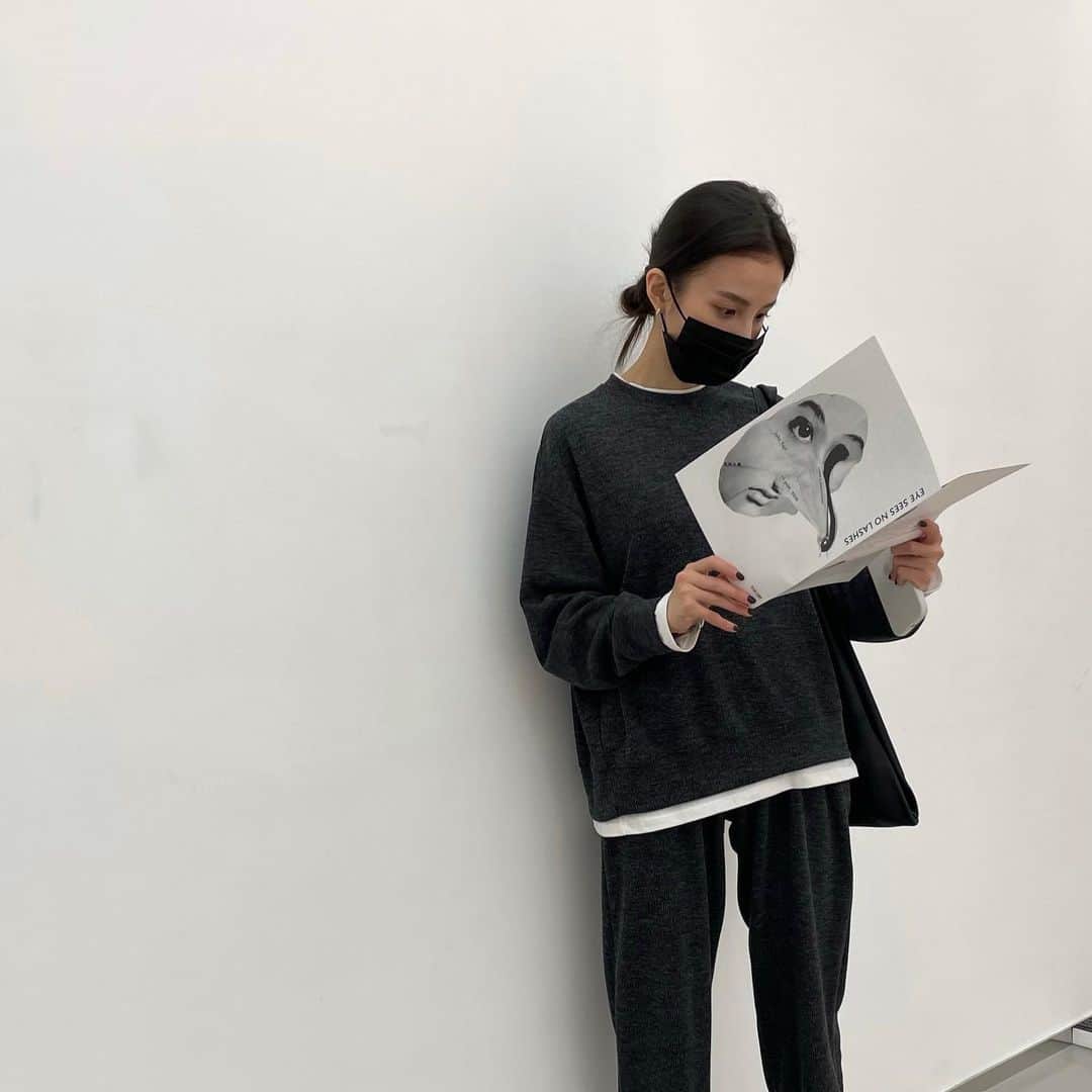 チャン・チュンニンのインスタグラム：「太開心的一天  看了個好看的展覽 吃了個好吃的蔬菜蛋煎  一下就掃光的薯絲  阿弟大廚太厲害👍🏻 妍 突發奇想的地瓜球 意外的有夾心感 我就像個小廢物等著吃  好滿足 !!!!!!!! 今天起床一直在想著蛋煎🤤」