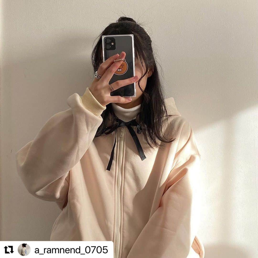 ショップにこにこさんのインスタグラム写真 - (ショップにこにこInstagram)「#Repost @a_ramnend_0705 ♡ with @make_repost ・・・ ・ ［@shopnikoniko ］パーカー🤍🤍 女子力上がるよ可愛い( ߹꒳߹ )  ZOZOTOWN限定でタイムセール中💸!! 〔 ¥3299➡️¥2380 〕  期間は今日1/22 20:00 ~ 1/26 11:59まで♡♡ 是非🙋🏻‍♀️♥️♥️ ・ ・ #ショップにこにこ_zozotown  #ootd #jkブランド #jk1  #パーカー女子 #シルバーアクセサリー  #お洒落さんと繋がりたい #ストリートファッション #古着女子 #古着コーデ  #韓国ファッション #韓国ブランド #韓国通販 #韓国女子 #韓国」1月22日 20時52分 - shopnikoniko