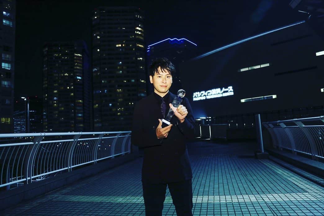 のインスタグラム：「2021年 釣りフェスティバル クールアングラー3年連続受賞！ 殿堂入りしました！！ ありがとうございます😭 夢が叶いました！ これからも釣りを愛して沢山の方に素晴らしさを伝えていきたいです！ 今、釣りブームで沢山の方々が始められてるのを聞いて嬉しく思います。だからこそより気持ちよくルールを守って誰も嫌な気持ちせずに釣りを楽しみたいですね👌✨ 僕はこれから釣り終わりにゴミ拾いをしてから帰ろうと思ってます！ 釣り場のゴミ問題はかなり深刻です！ 釣りのイメージをよくするために皆さんもお時間が有れば釣り場の清掃などしてから帰っていただけると非常に嬉しいです！ みんなで気持ちよく釣りしましょう！ Peace！！！🌍✨👍✨🎣 #釣りフェスティバル #クールアングラー #殿堂入り #giorgioarmani」