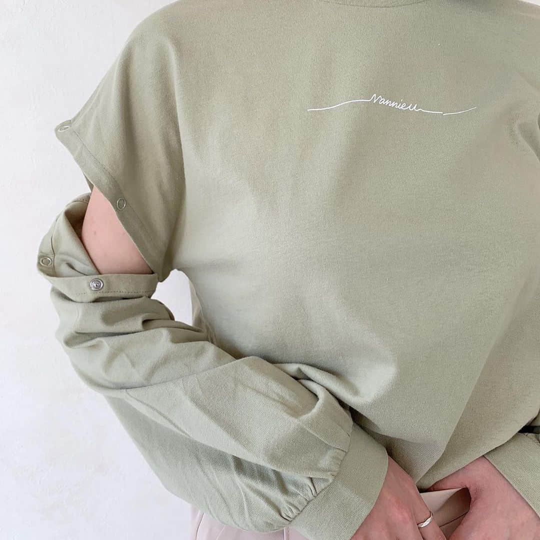 Vannie Officialのインスタグラム：「【チラロゴロンT】¥2,700+tax   なんと3way！チラ見えでオンナっぽさもup♡   《styling》 さりげない肌見せでオンナ度upの春スタイルに…♡ シンプルなシルエットとカラー展開で、日々のコーディネートにも大活躍間違いなし♪ 腕のスナップボタンを外すとフレンチスリーブになるので、夏まで使えるのも魅力的です◎   《detail》 腕にスナップボタンが付いており、全部閉じてシンプルなカットソー、少し開いてチラ見せスタイル、スナップを全て外すとフレンチスリーブのカットソーとなる３wayで、夏まで着られちゃう着回し力が抜群すぎる1枚です！！！ フロントデザインはvannieで大人気のラインロゴで、カジュアルになりすぎず着やすさUP♪ 裾がラウンドカット＆スリット入りなので抜け感もあり、インスタイルもアウトスタイルも◎   《fabric》 着心地が良く、お手入れもしやすい綿素材を使用しております。   ※詳しいお手入れ方法は商品タグをご参照ください。   #vannie_u#ヴァニーユー #ZOZOでしか買えない⠀⠀   お問い合わせはDMまでご連絡ください☺️」