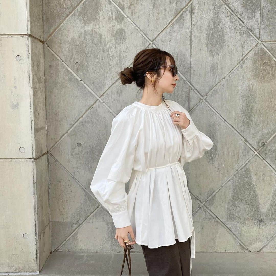 shino_430さんのインスタグラム写真 - (shino_430Instagram)「＿＿＿‪⌇⌇ . .  @laulen_official gather flare blouse新入荷しました𓆸 ⡱ . . 早く暖かくなって一枚で着たいな🤍 . . . #laulen_official#fashion#coordinate#ootd#ブラウス#春コーデ#loewe#大人カジュアル#シンプルコーデ」1月22日 20時53分 - shino_430