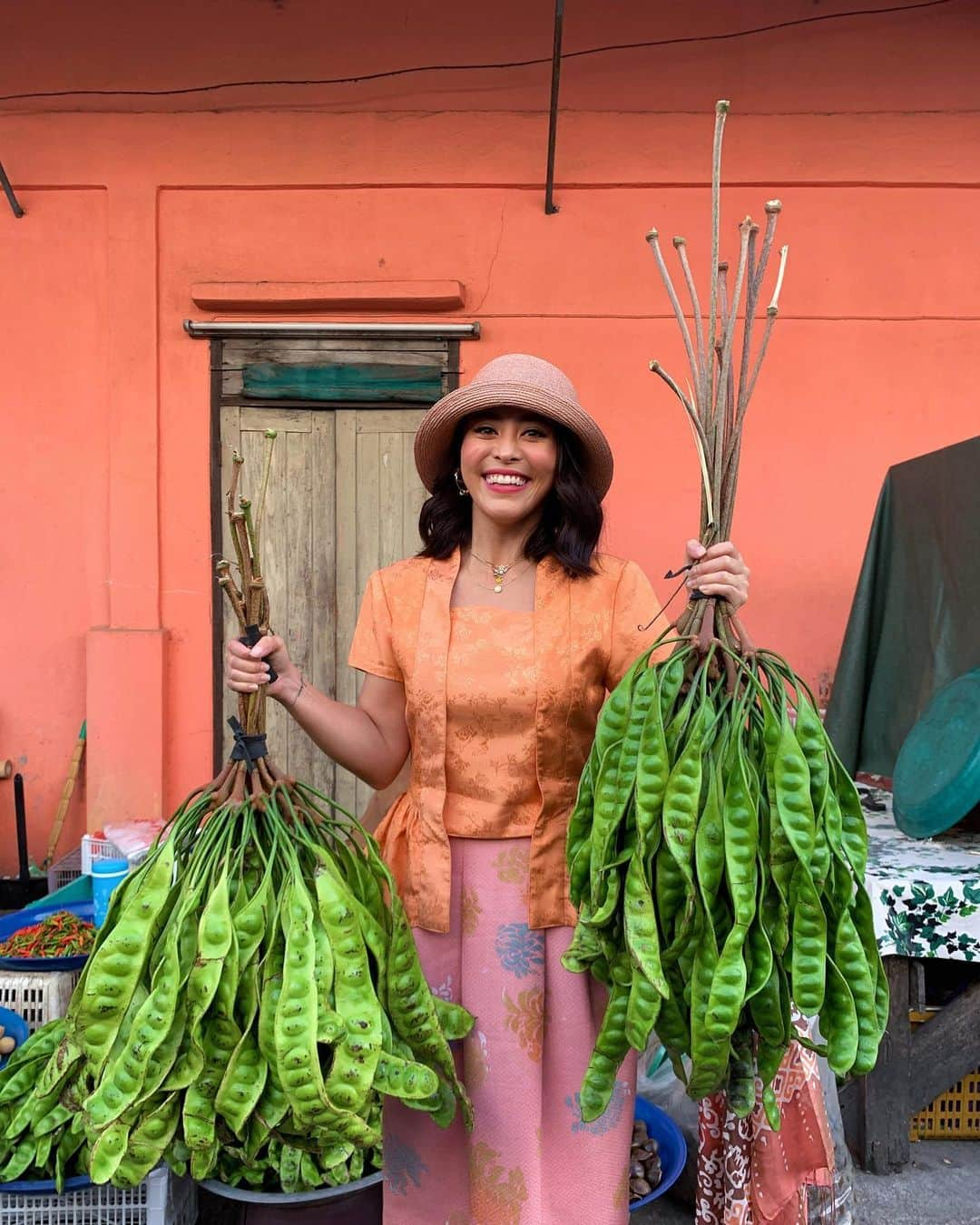 Amata Chittaseneeさんのインスタグラム写真 - (Amata ChittaseneeInstagram)「August 2019 💙  ปัตตานี/ยะลา/นราธิวาส คิดถึง 3 จังหวัด ก็ต้องมา ผ้าที่ใส่อยู่ในรูปคือผ้าบาติกกลุ่มศรียะลา #pearypiewearsthaifabric #batik #sriyalabatik」1月22日 20時53分 - pearypie