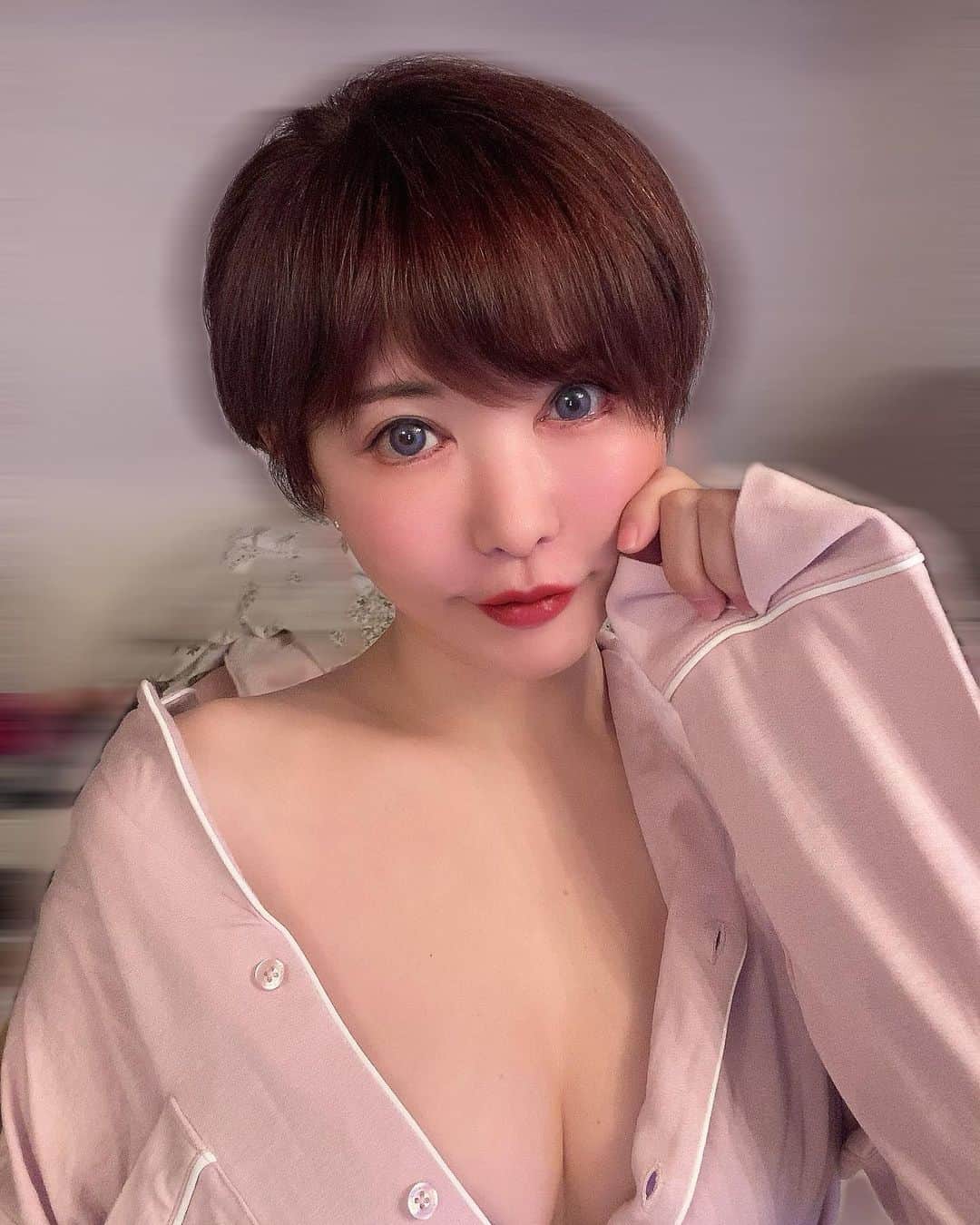 里美ゆりあのインスタグラム：「@mnkr_official さんのアイリスグレーの カラコンを付けてみたよ☺️  普段付けてるカラコンは茶色だから 新鮮🥰  ストーリーからURLに飛んでね🥳  #みんなのカラコン #みんカラ #カラコン」