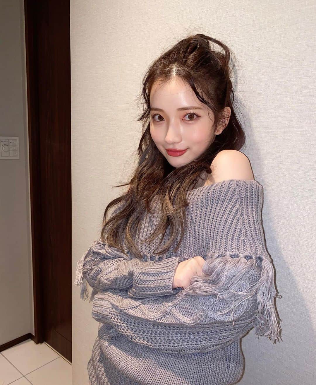 南りほのインスタグラム：「ひひ🤤📸 冬のオフショルって可愛いよね🥺💗」