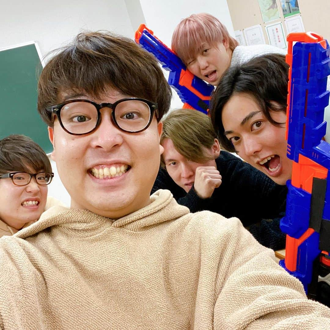 渋谷ジャパンのインスタグラム：「学校の教室で動画撮ったよー！ おるたな×FreeFireとのコラボ！ぜひ見てねん！  #フリファ #PR」