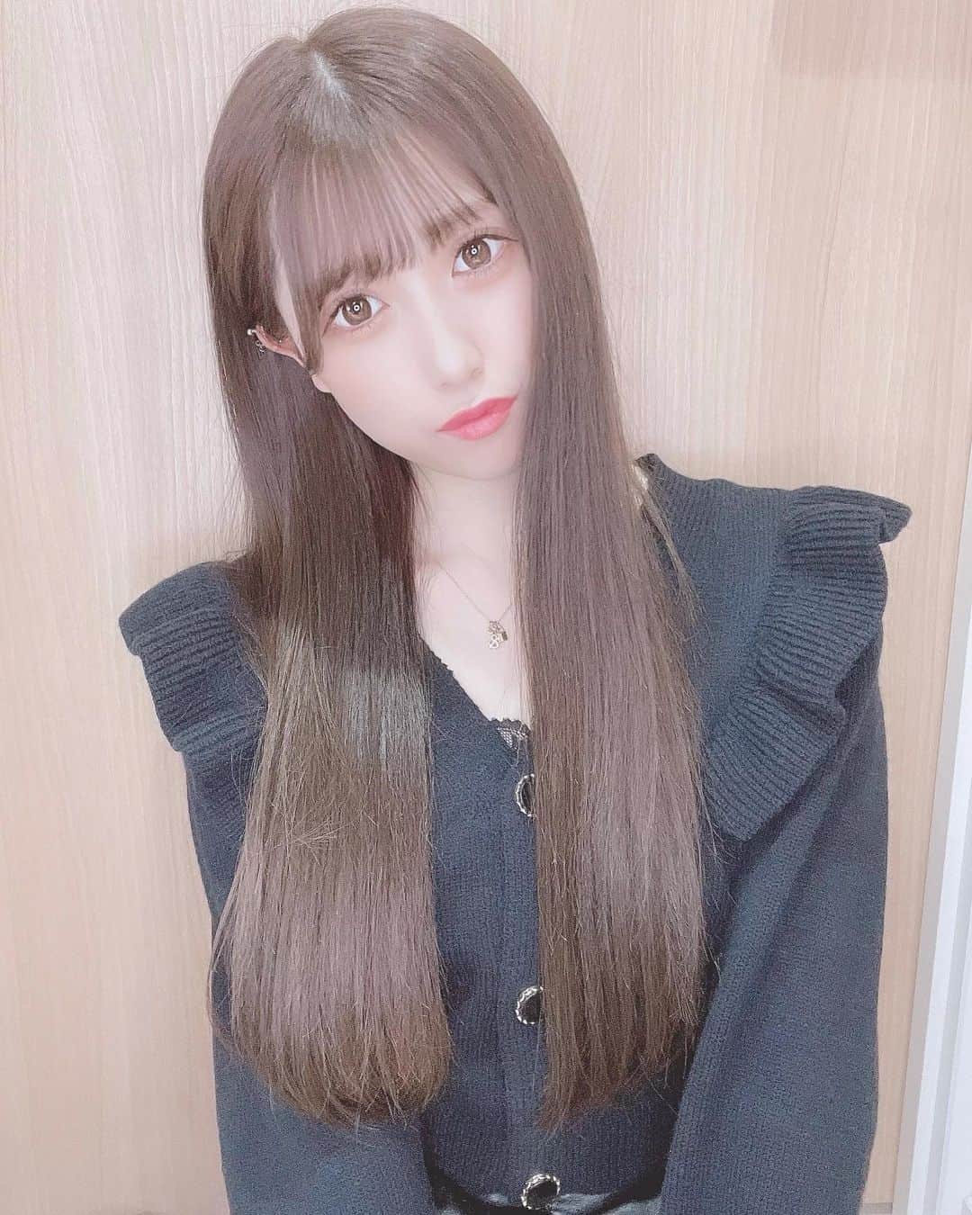 田口未彩のインスタグラム：「🤍  昨日アンククロスで髪の毛やってもらいました❤︎ 暗くなったよ〜〜！！ みぃのインスタみたでまさきさん指名だと特別割引あるみたいです❤︎ @masaki_ankhcross   着てるお洋服はＧＲＬの🎶 肩にフリルがついてるカーディガン 使いやすいし可愛くてお気に入り❤︎ @grl_official   #grl #グレイル　#グレイルコーデ　#パフスリーブ　#パフショル　#トップス　#ヘアカラー　#ヘアアレンジ　#ロングヘア #巻き髪　#メイク　#ロアエクステジョーカー　#アンククロス渋谷　#シールエクステ　#ロアエクステ」