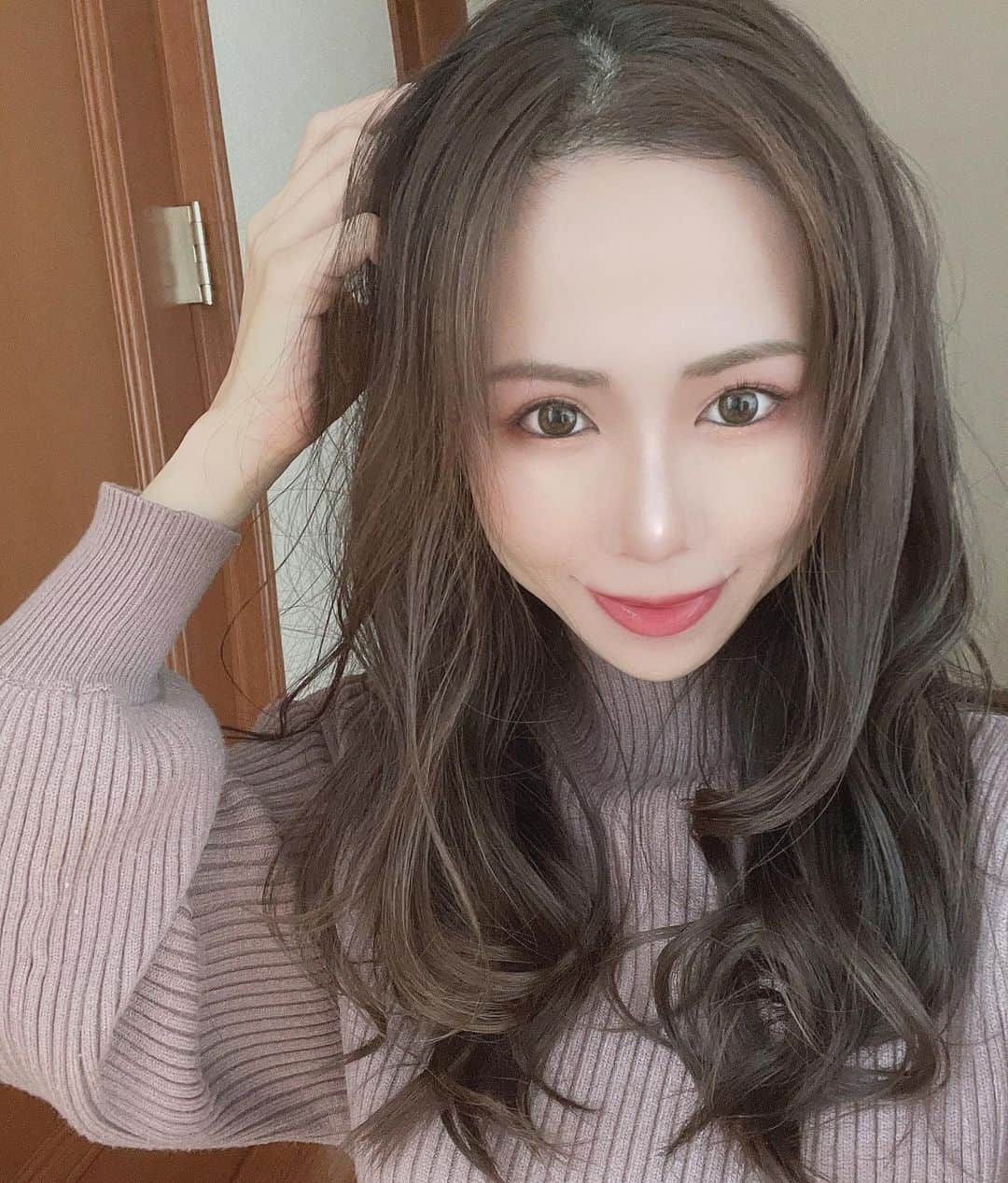 のインスタグラム：「メイク難民😂😂 眉の太さ、アイシャドウの色とか 迷子すぎて正解が分からない笑 . 自分が目指すものも日々ブレてるからなぁ💭 . . #メイク好きな人と繋がりたい #似合わせメイク #韓国メイク #オルチャンメイク #セフルィー #地雷メイク #地雷系女子 #アラサーメイク #アラサー女子 #アラサーママ #ママファッション #ママライフ #ママ友募集 #ママスタグラム #ママスタイル #ママモデル」