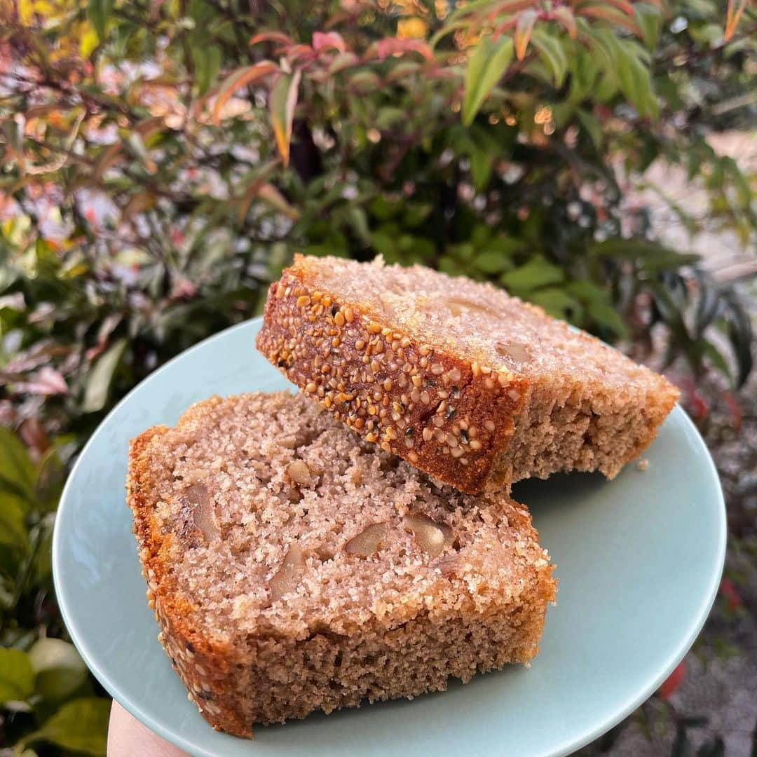 永井葉月さんのインスタグラム写真 - (永井葉月Instagram)「. . Hazu'kitchen👩‍🍳✨ 　〜Apple cinnamon pound cake🍎〜 . . 久しぶりにパウンドケーキを焼いたよ✨ なるべくヘルシーにしたかったので 全粒粉、米粉をミックスにして シナモン、りんご、ナッツ 飾りにヘンプシード使いました😌✨ あげた人みんな喜んでくれたよ🥺 いつも作って良かったって思うから もっと上手く作って美味しいって 言ってもらえるように勉強します笑❣️ 今は生米パンハマってて3回目 だけど、やっと綺麗にできた✨ 4回目は玄米で挑戦してみます😚😚 . . #poundcake #applecinnamoncake  #hempseeds #パウンドケーキ  #アップルシナモンパウンドケーキ  #美味しくできたよ #料理好き  #スイーツ #はづきっちん #hazukitchen」1月22日 21時06分 - hazuki815hazuki