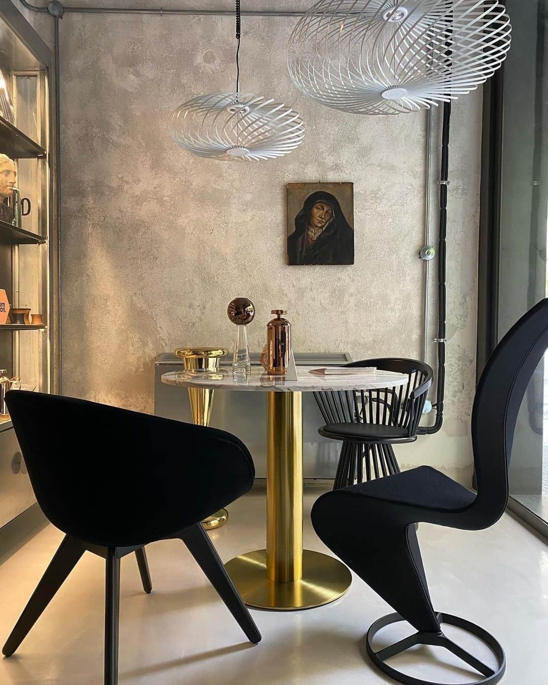 トム ディクソンのインスタグラム：「SCOOP and S chair around a TUBE table, all below the SPRING light in white - all in the window of the @tomdixon_thessaloniki shop.⁠」