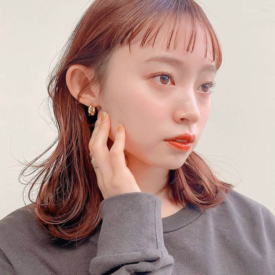 HAIRさんのインスタグラム写真 - (HAIRInstagram)「「暖色カラーで肌の透明感アップ👩🏻‍🦰🧡」 佐藤真希（ @kamimakimaki ） . -----------------------------------------------------------  Follow me👉🏽 @hair.cm  HAIR webサイトは「HAIR（ヘアー）」で検索！✨  -----------------------------------------------------------  HAIRは、お客様の『なりたいを叶えるスタイリスト』が集まるサイトです。  日々スタイリストの方々の素敵なヘアスタイルを掲載しています。  投稿スナップ数約40万の中から、気に入ったスタイルを見つけませんか？  HAIRを通じてサロンに予約もできますよ！💕  ----------------------------------------------------------- . . #ミディアム #ミディアムヘア  #暖色カラー #前髪 #韓国 #チョコカラー #髮型 #髮型屋 #髮型設計 #发型 #短髮 #日系髮型 #女生髮型 #女生短髮 #염색 #헤어 #단발 #bob #복구펌 #짧은머리 #숏컷」1月22日 21時00分 - hair.cm