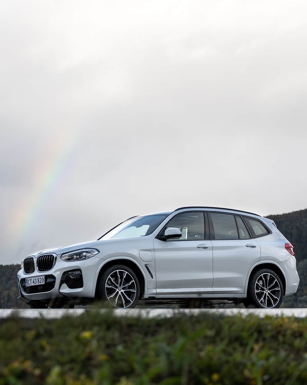 BMWのインスタグラム：「Who needs a pot of gold anyway? The BMW X3. #TheX3 #BMW #X3 #BMWrepost @thetravelbook #JoyElectrified __ BMW X3 xDrive30e: Fuel consumption weighted combined in l/100km: 2.4–2.1 (NEDC); 2.5–1.9 (WLTP), CO2 emissions weighted combined in g/km: 54–48 (NEDC); 58–43 (WLTP), Power consumption weighted combined in kWh/100km: 16.9–16.3 (NEDC); 27.0–24.7 (WLTP). Further information: www.bmw.com/disclaimer   184 hp, 135 kW, 300 Nm, Acceleration (0-100 km/h): 6.1 s, Top speed (limited): 210 km/h.」