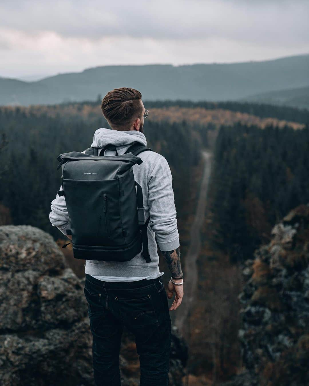 Kapten & Sonさんのインスタグラム写真 - (Kapten & SonInstagram)「'Enjoy where you are now.' 🌲⛰️ Best companion with you on the go no matter where: our stylish backpack Helsinki "All Black". 🙌 @krislivid #bekapten #kaptenandson⁠ .⁠ .⁠ .⁠ #kaptenandsonmen #backpack #helsinki #fashion #style #inspiration #mensfashion #travel #memories #onthego #explore」1月22日 21時01分 - kaptenandson