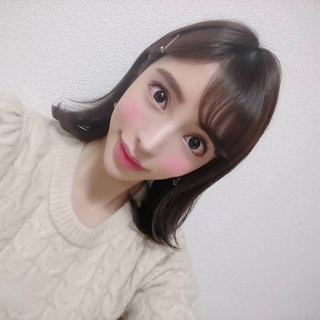 桜井彩のインスタグラム：「∗ ∗ おうち時間が長いから、ファンの方から頂いた美顔器やパックで、毎日お肌のケアを念入りにしてるよ(*^ー^)ノ ∗ 改めて感謝の気持ちが届くと良いな❤️」