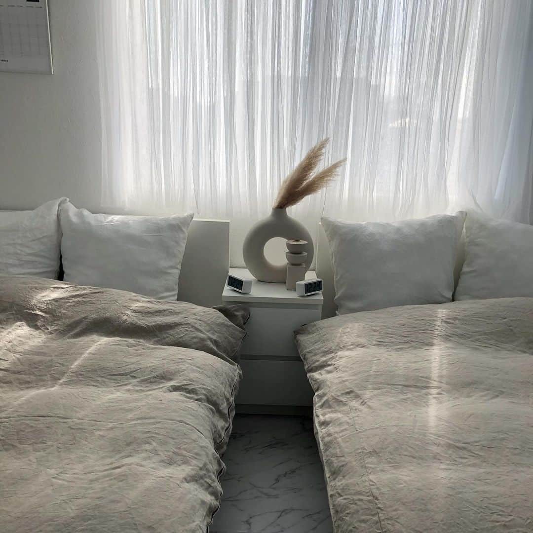 akaneのインスタグラム：「2021.1.22  久しぶりに一目惚れしたキャンドルホルダー🕯  @hmhome のモノ♪  フラワーベースと同じ素材の同じシリーズです♡  シンプルな寝室も、小物を飾るだけで雰囲気変わるからインテリアって面白い♪  そのぶんさじ加減は難しいけど。。。  私はポイントになるように、少なめに飾るのが好き♪  ベッドカバーなどは　#楽天roomに載せてます  #handmhome #interior#interiordecor #bedroom#scandinavianinteriors #scandinaviandesign #mnml  #寝室#ベッドルーム#シンプル#シンプルインテリア#北欧インテリア#モダンインテリア#ミニマム#ミニマル#ミニマルインテリア#インテリア#インテリアコーディネート#インテリアコーディネーター#整理収納アドバイザー#roomインフルエンサー#楽天roomやってます」