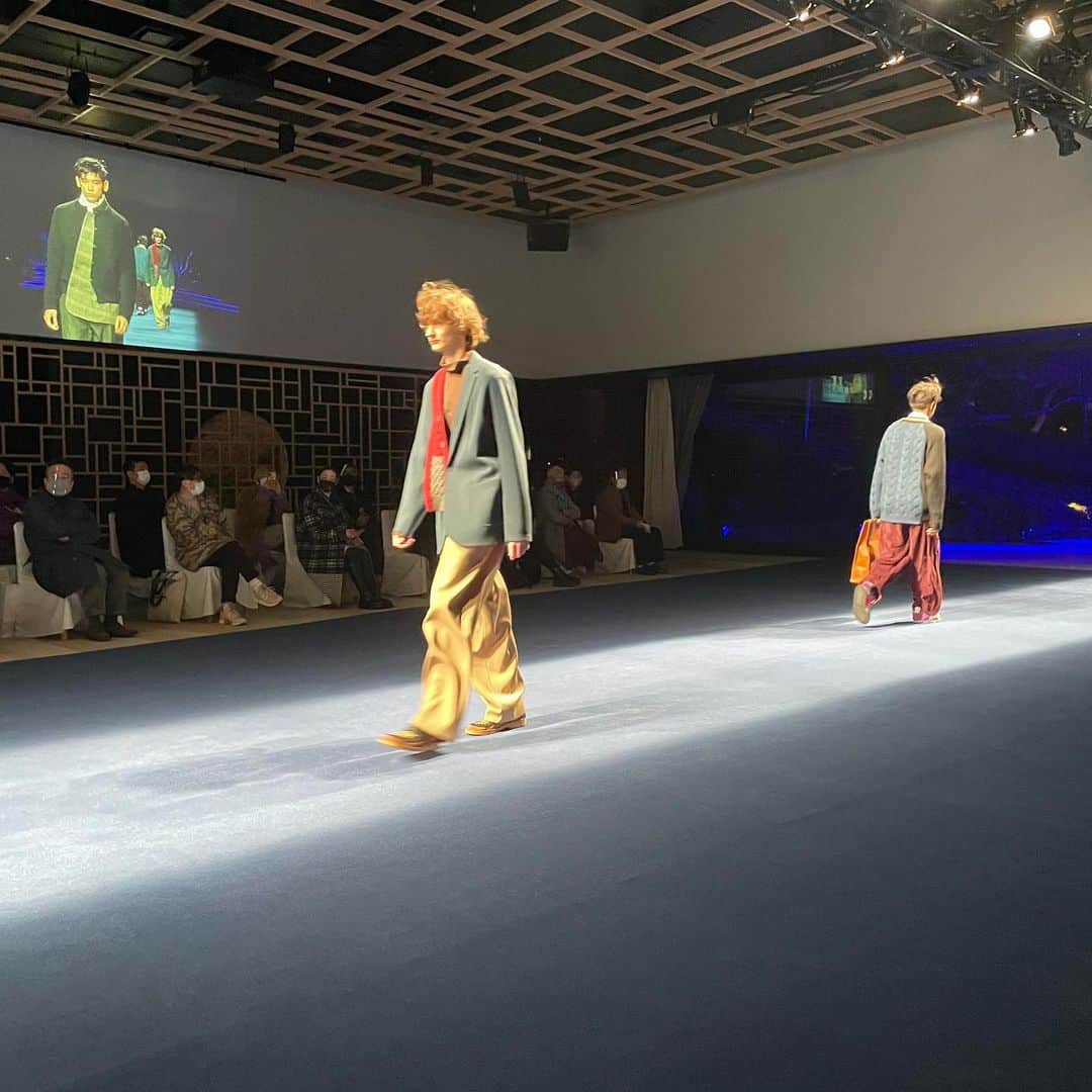 西田善太のインスタグラム：「人数を絞って、外部と繋げてのkolorのショー。オンラインのショーに慣れてはきたけれど、前のめるこの感じはここにしかない。服が欲しくなってきた🥺 #kolor #2021_22aw」
