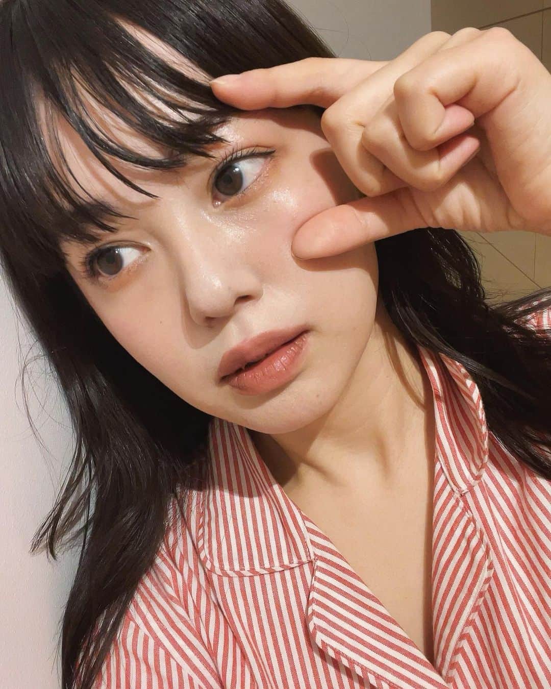 のインスタグラム：「昔は目もと用美容液ってなんの為にあるの？と思ってたけど、ついにもう効果ばっちりわかるようになっちゃったね。。と同い年の友達とこないだしたばっかりの矢先。。IPSAのセラム ０ アイが届いたので、ありがたく使っていますよぅ  目もと悩みをすっきりしてくれる目もと用美容液👀なんですが、これを0アイ-メソッドというマッサージをしながらやると、もう、目が！ぱち！と開くし軽くなるというか生き生き輝き出す感があってすごいです。目周りの皮膚もうるうるしてすっきりする。  このマッサージも、簡単だからみんなも絶対覚えた方がいいですよ！動画では目を開いてるけど、実際は目をつぶりながらゆっくりゆっくりマッサージ。寝る前にやると、翌朝のむくみが気にならなくなったよ！  眉毛の上を眉に沿って圧かけながらゆっくりこめかみに進んだら、黒目下の骨のふちを指圧していくイメージ。 詳しくはサイトを見てみてくださいー！  #セラム０アイ #IPSA #PR」
