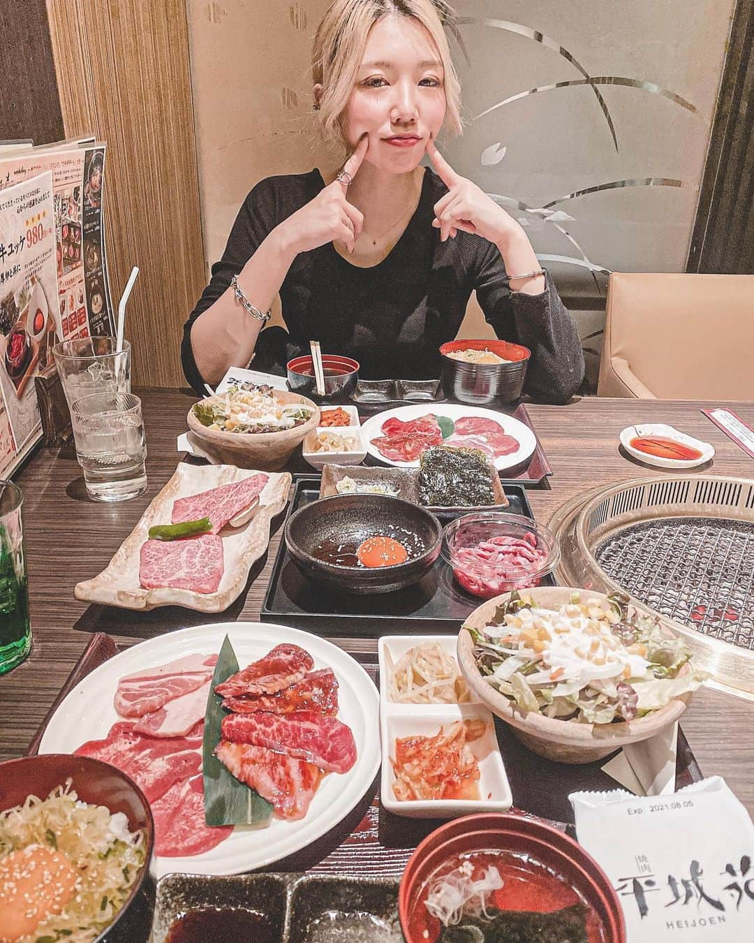 DJ CHI☆MEROのインスタグラム：「🥩 . 半目でほうれい線を伸ばしています。 お昼ご飯いつも食べないから 焼肉ランチはお腹にも刺激的でした👶🏻 美味しいものが食べれてお幸せです。 . . #ヒートテックではありません」