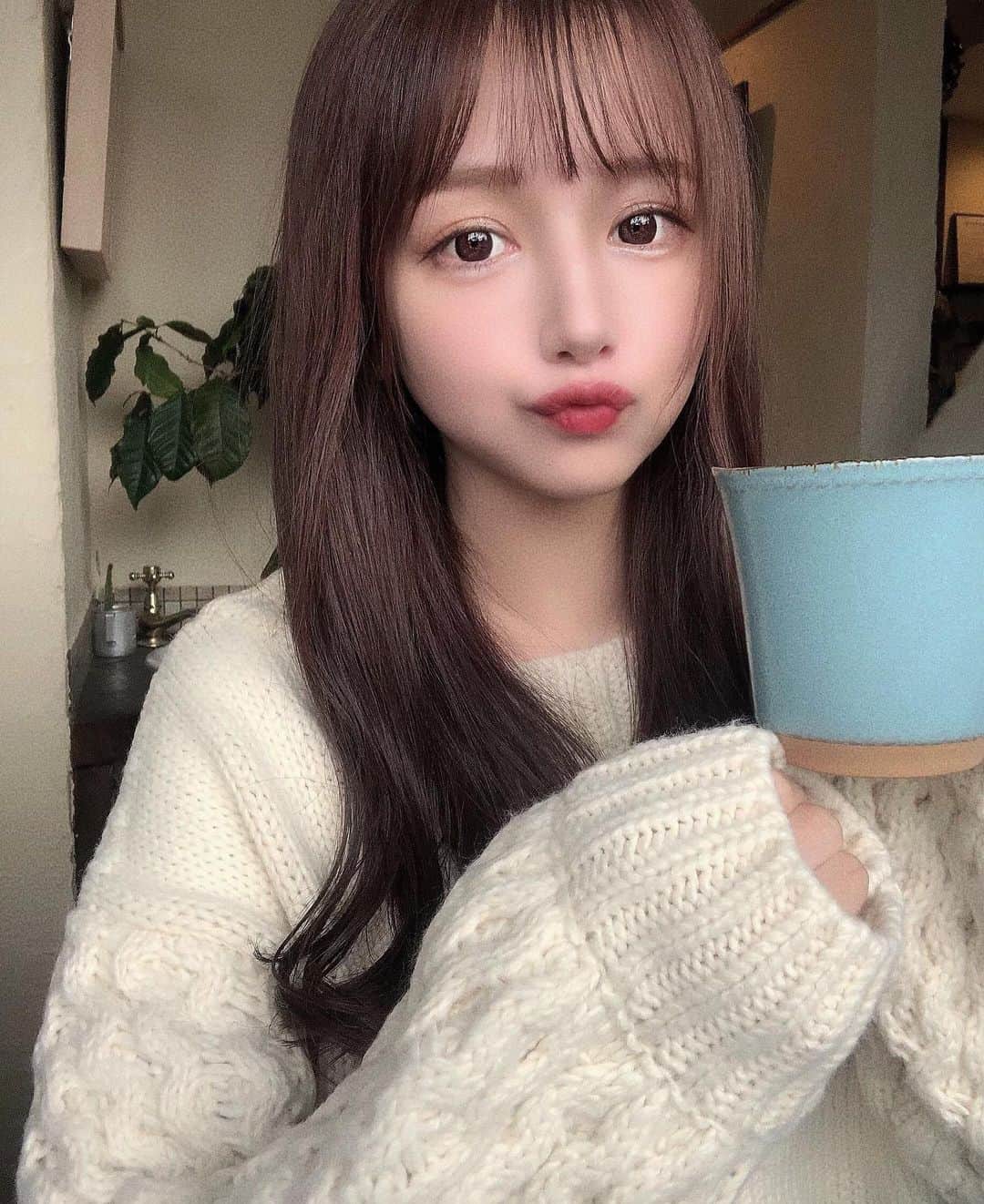 yuu__aaaのインスタグラム：「. . コーヒー苦手だからチャイラテかロイヤルミルクティーにはまってる☕️❤︎ . . #tea#ミルクティー#カラコン#make#メイク#白ニット#ニット#ナチュラルメイク」