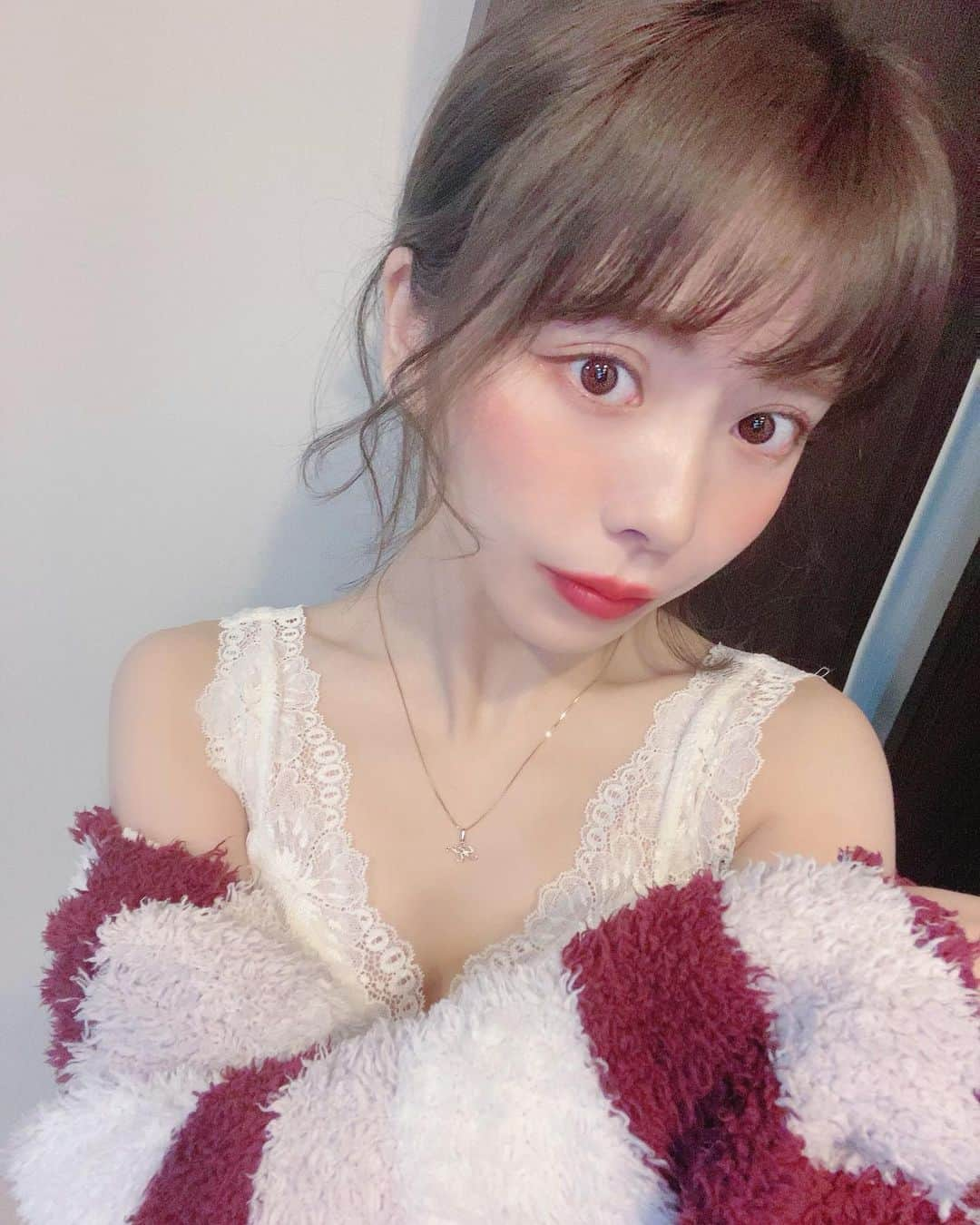 まんまるとまとのインスタグラム：「今日すこしあったかい きがする☺︎ 早くあったかくならないかなぁ🌹 @peachjohn_official  @gelatopique_official  ・ ・ ・ #アッシュベージュ #アッシュ#おくれ毛  #ポニーテール #ヘアアレンジ #パジャマ  #パジャマコーデ #赤リップ #ジェラートピケ  #キャミソール #二の腕痩せ #インスタグラビア  #ライブ配信 #イチナナ #イチナナライブ  #gelatopique #lingeri #nightwear  #japanesegirl #gravure #shorthair  #17live #bigolive #live  #japan #japanmakeup #150cm」