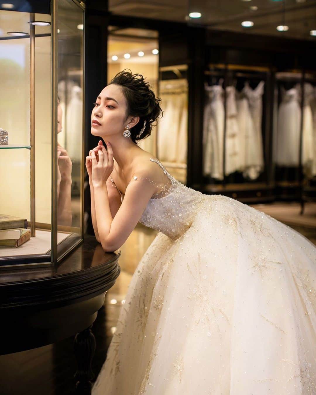 のインスタグラム：「コロナ渦で結婚式に影響あった人ってどれくらいいるんだろう？ 今、いろんなドレスショップや式場がフォトプランや、ミニセレモニーなんかも試行錯誤して、工夫を凝らしながらやってるから、 結婚式をしない選択、ドレスを着ない選択をせず こんな大変な時期でも自分たちの幸せの時間の為に、動く事って悪いことじゃないから 幸せな時間作りを沢山して欲しいな、と、ドレスを魅せる仕事をしてる私はおもってます。(何目線) 幸せ濃度の高い時間を。 . . . @juno_weddingdress  @fugee_make_up_salon   -------------------------------------------------- #junowedding#試着レポ#試着#juno天神本店  #結婚式#結婚式準備#披露宴#挙式 #海外挙式#海外#神社#神社挙式#和婚 #花嫁#福岡花嫁#プレ花嫁#卒花#プレ花嫁福岡 #日本中のプレ花嫁さんと繋がりたい  #全国のプレ花嫁さんと繋がりたい  #福岡#福岡市#天神#九州#西通り」