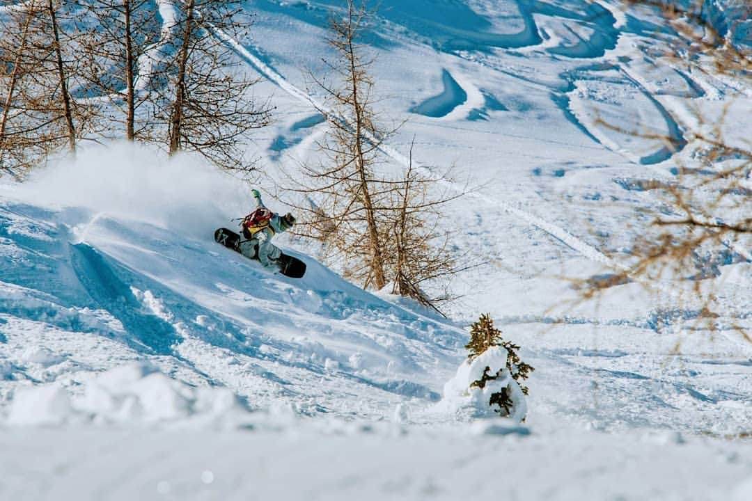 藤森由香さんのインスタグラム写真 - (藤森由香Instagram)「私が乗ってる板は@burtonsnowboards のBIG GULP(144cm)という板。幅の広めの板でパウダーを滑るのが楽しい。コントロールしやすく、バックカントリーのジャンプでも安定しています。 沢山の種類があるFamily tree のコレクションは私のbioのリンクから見られます。 My partner in the backcountry 2021's is @burtonsnowboards family tree collection's "BIG GULP(144cm)". Easy to control,also stable in the back country jump!  Family Tree Boards are live on Burton.com. There’s a board for everyone in the line and they rip from the resort to the backcountry. Hit the link in bio / story to check out the full collection. #burtonsnowboards #familytree #backcountry #snowboard #biggulp #austria  📸Photo by : @danmullins」1月22日 21時08分 - yukafujiforest