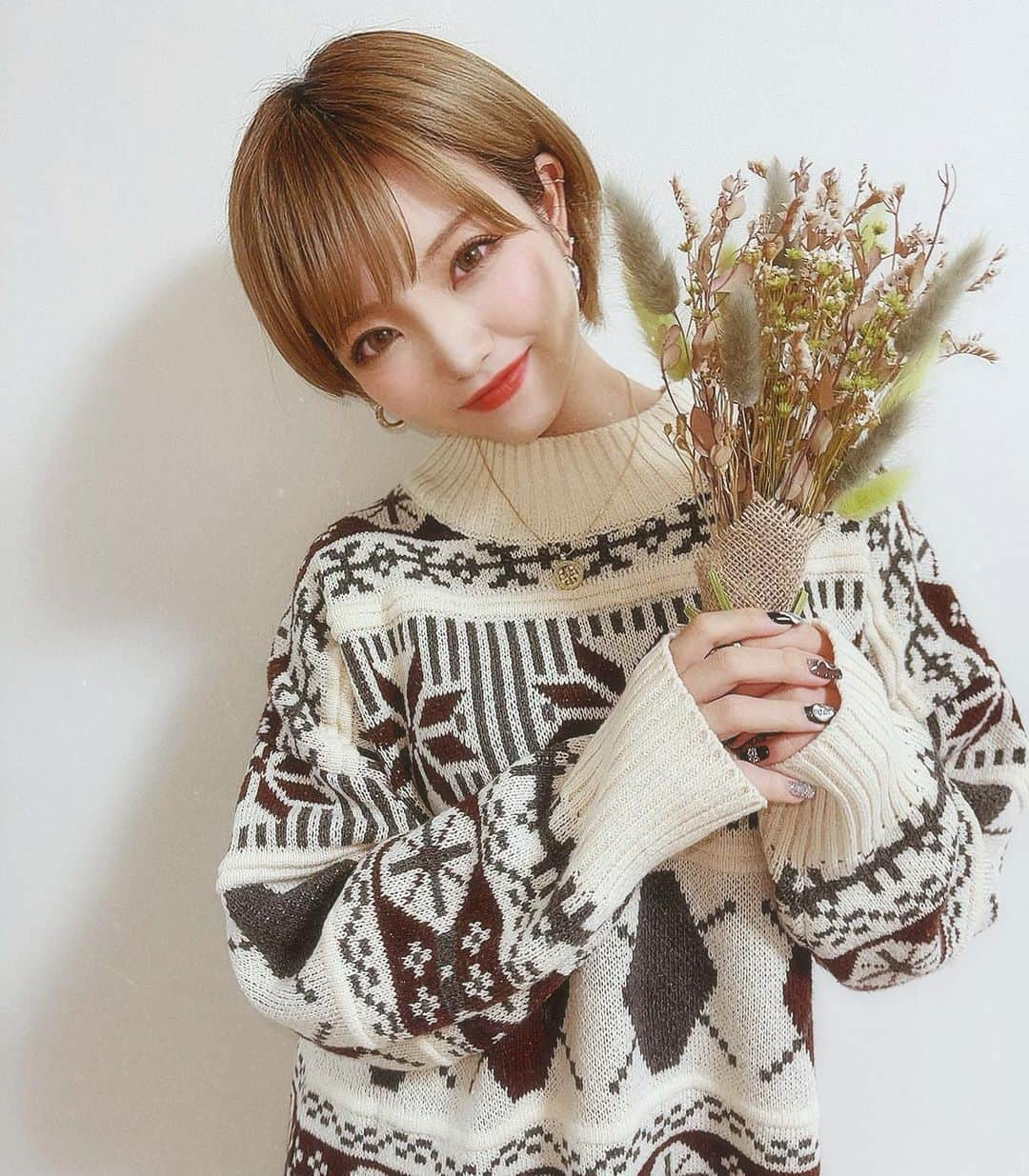 みきでりさんのインスタグラム写真 - (みきでりInstagram)「マミーに撮ってもらった🧸💐 ドライフラワーは過去にプレゼントで貰ったもの♥︎ ニットは @beep_ss の柄が可愛いやつ😍 こういう柄、なんていうんだろう？ めちゃくちゃ可愛くてずっと欲しかったの(*ˊᗜˋ*)♪ ㅤ ㅤ ㅤ ㅤ ㅤ ㅤ ㅤ ㅤ ㅤ ㅤ ㅤ ㅤ ㅤ ㅤ #韓国ファッション#柄ニット#ニット#セーター#韓国通販#カラコン#ドライフラワーのある生活 #童顔#丸顔#ショート#ショートヘア#ショートカット#ハイトーン#ハイトーンカラー#ブリーチカラー#ベリショ#ストレート#ボーイッシュ#ショート女子#ショートスタイル#韓国コーデ #冬服#冬服コーデ#ドライフラワー#💐#ブーケ#花#花束#ドライフラワーブーケ#ドライフラワーのある暮らし」1月22日 21時12分 - mikidelicious